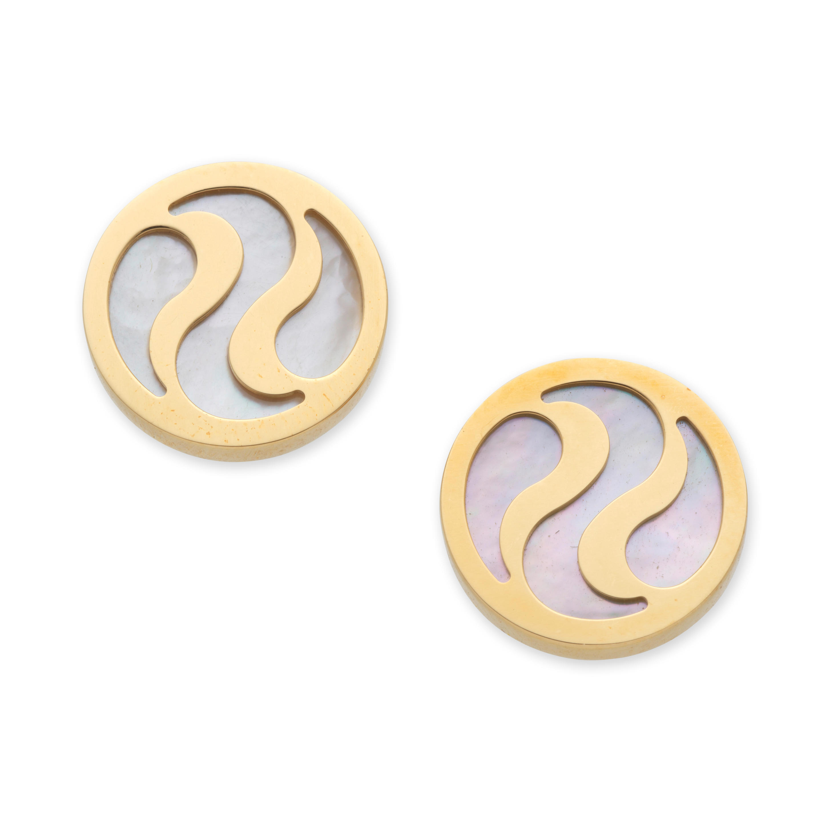 Appraisal: BULGARI PAIRE DE BOUCLES D'OREILLES OR ET NACRE BLANCHE OPTICAL