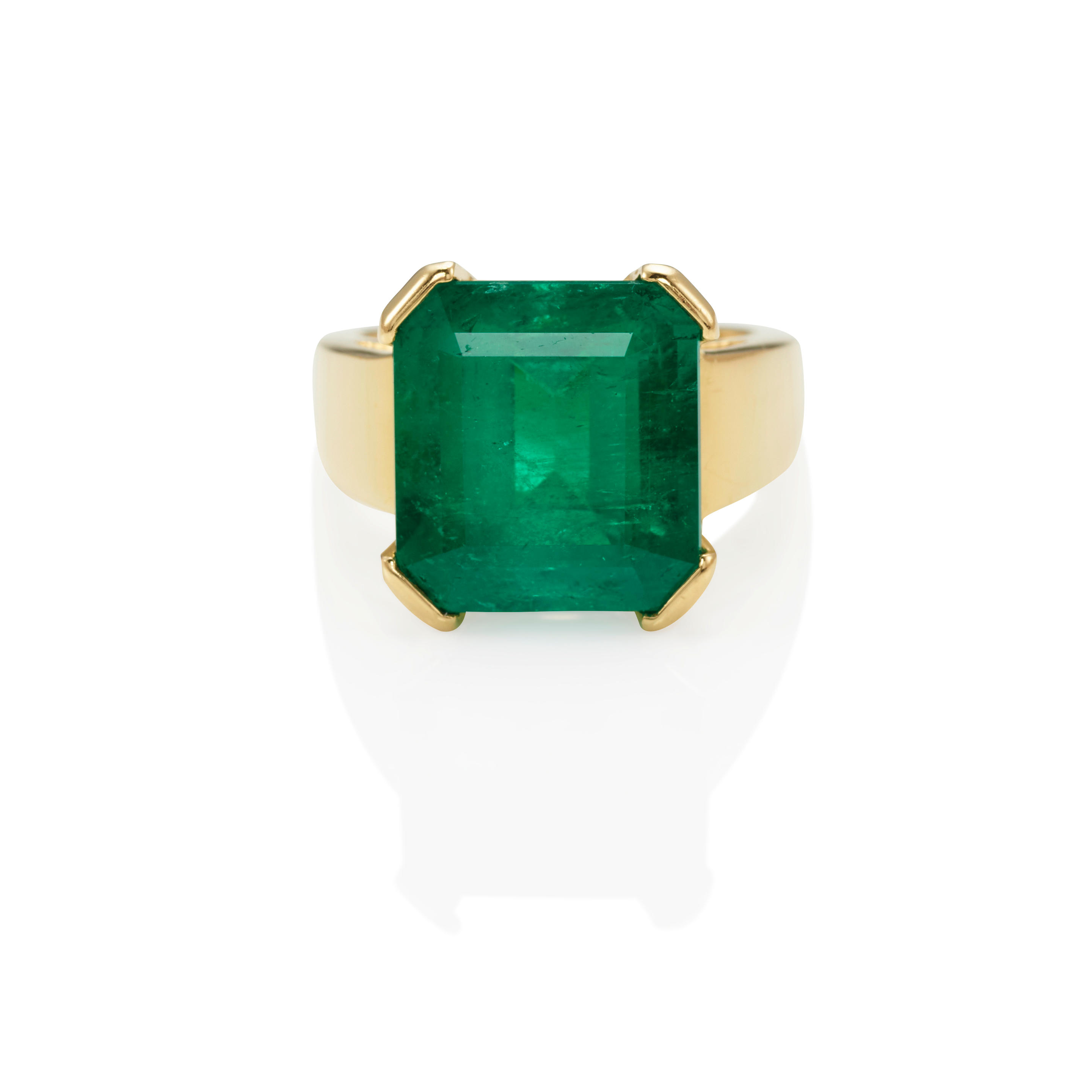 Appraisal: AN K GOLD AND EMERALD RING Featuring an octagonal step-cut