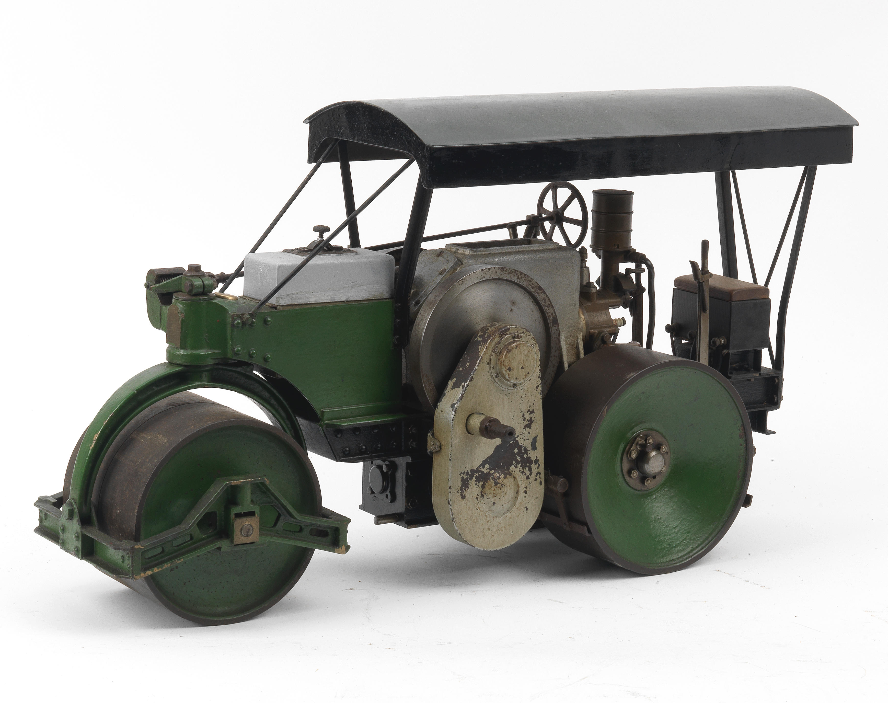 Appraisal: A LIVE STEAM ENGINEER'S SCALE MODEL OF AN AVELING PORTER