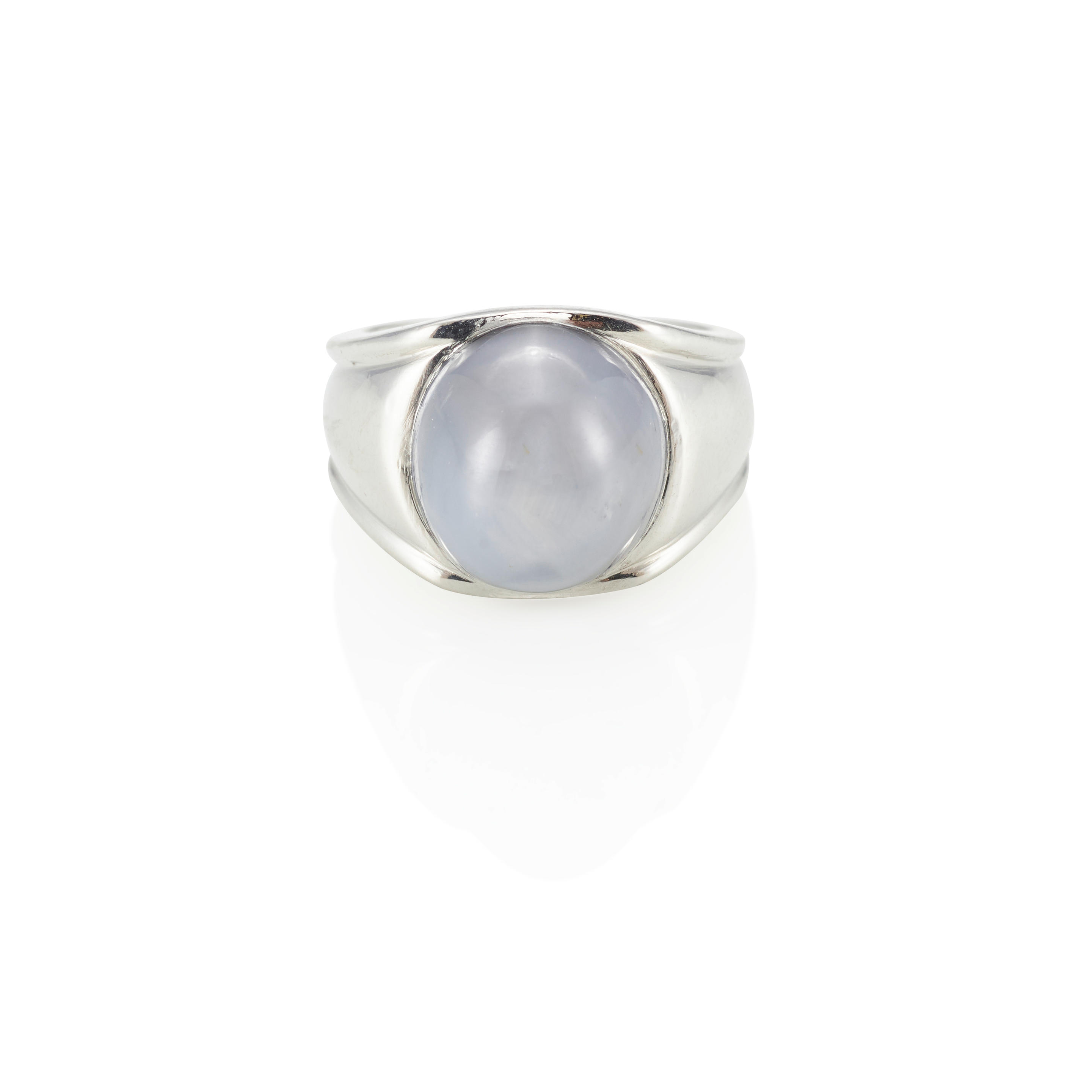 Appraisal: A PLATINUM AND STAR SAPPHIRE RING Star sapphire weighing approximately