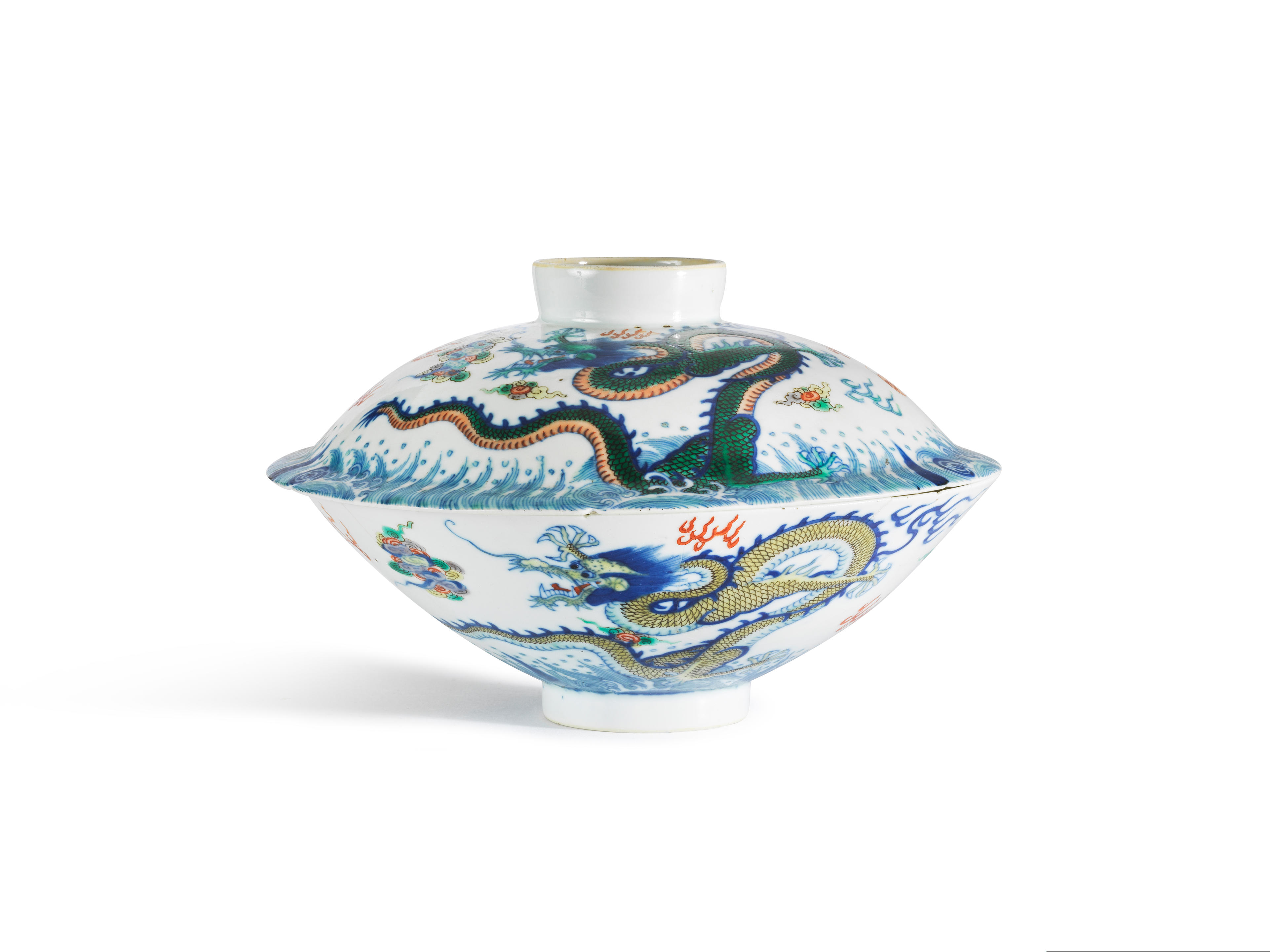 Appraisal: RARE BOL COUVERT EN PORCELAINE DOUCAI Marque et poque Yongzheng