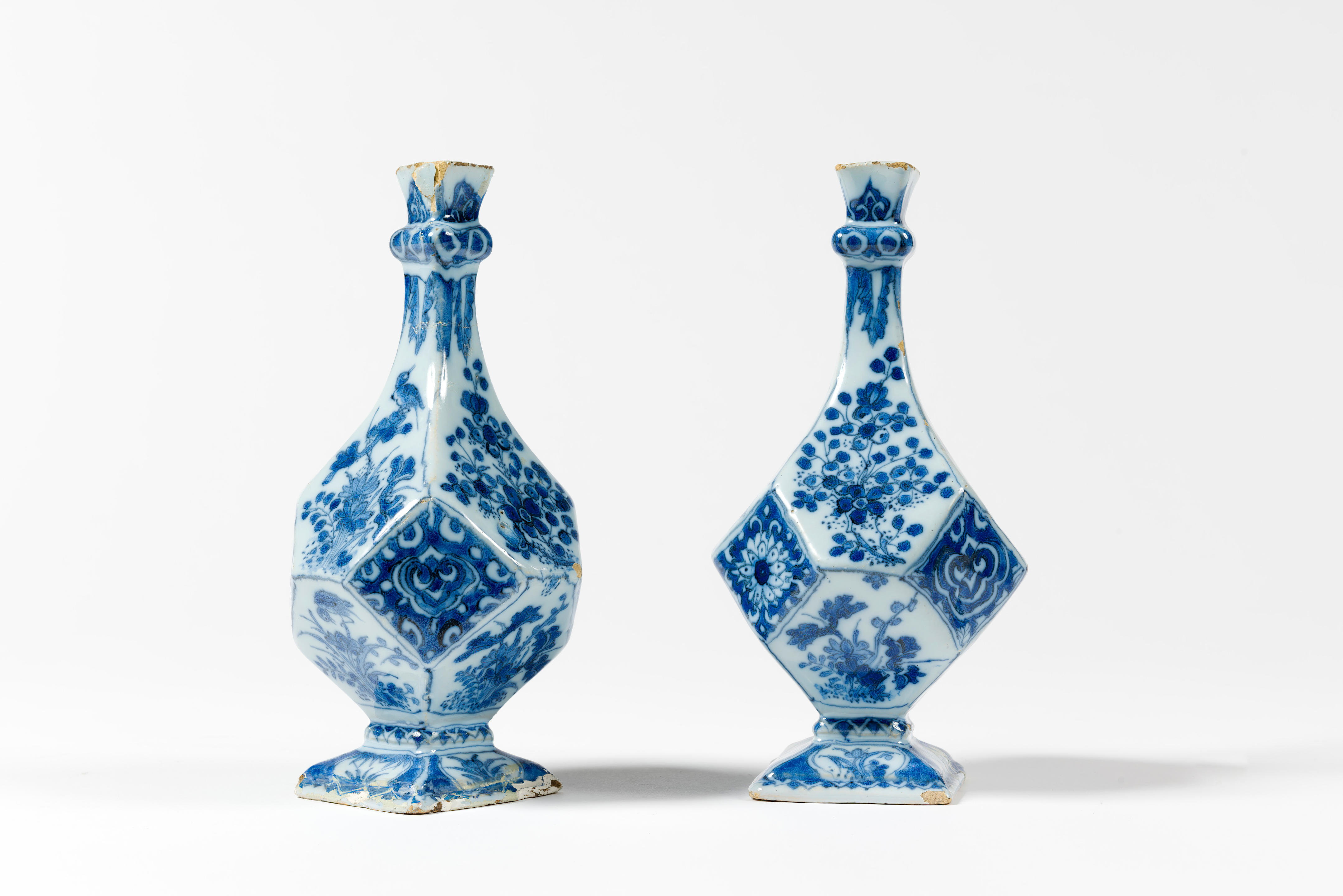 Appraisal: DELFT RARE PAIRE DE VASES BLEU ET BLANC FACETTES MARQUE