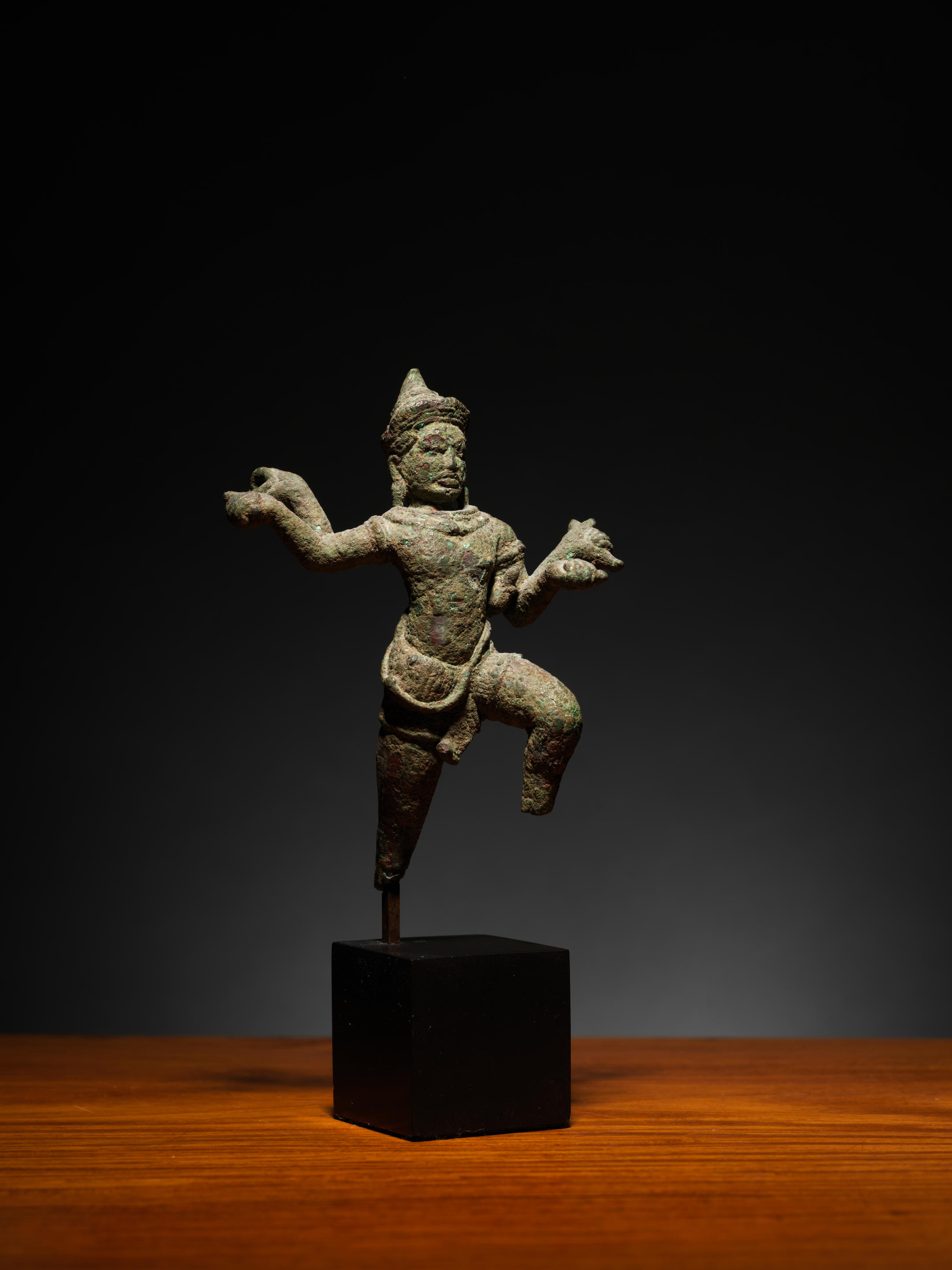 Appraisal: STATUETTE DE DIVINIT MASCULINE EN ALLIAGE DE CUIVRE Cambodge style