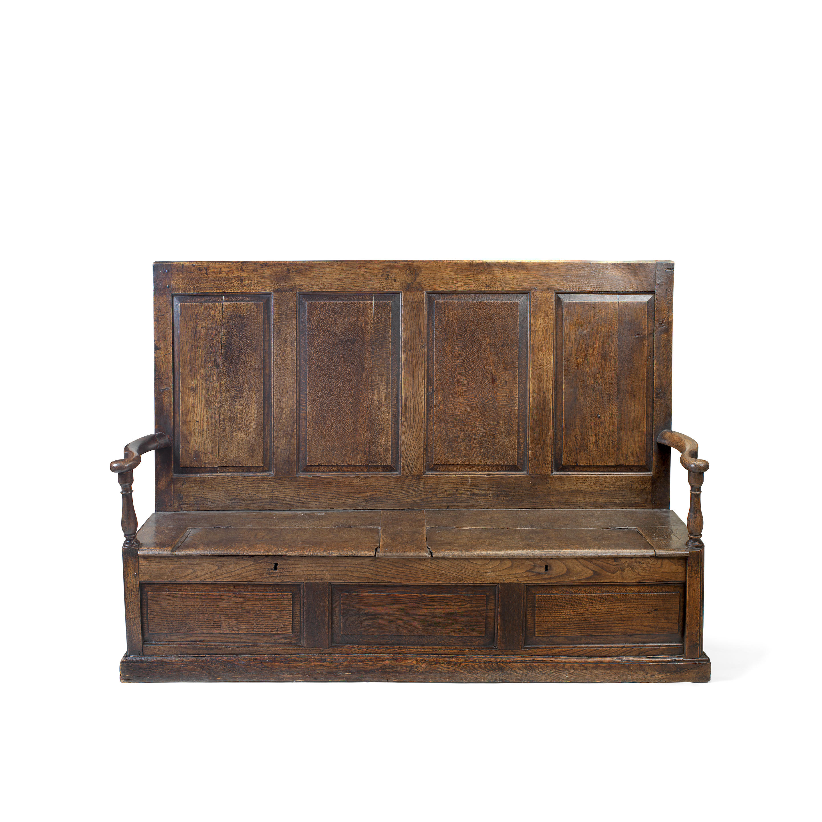 Appraisal: A MID- TH CENTURY OAK BOX SETTLE The back with