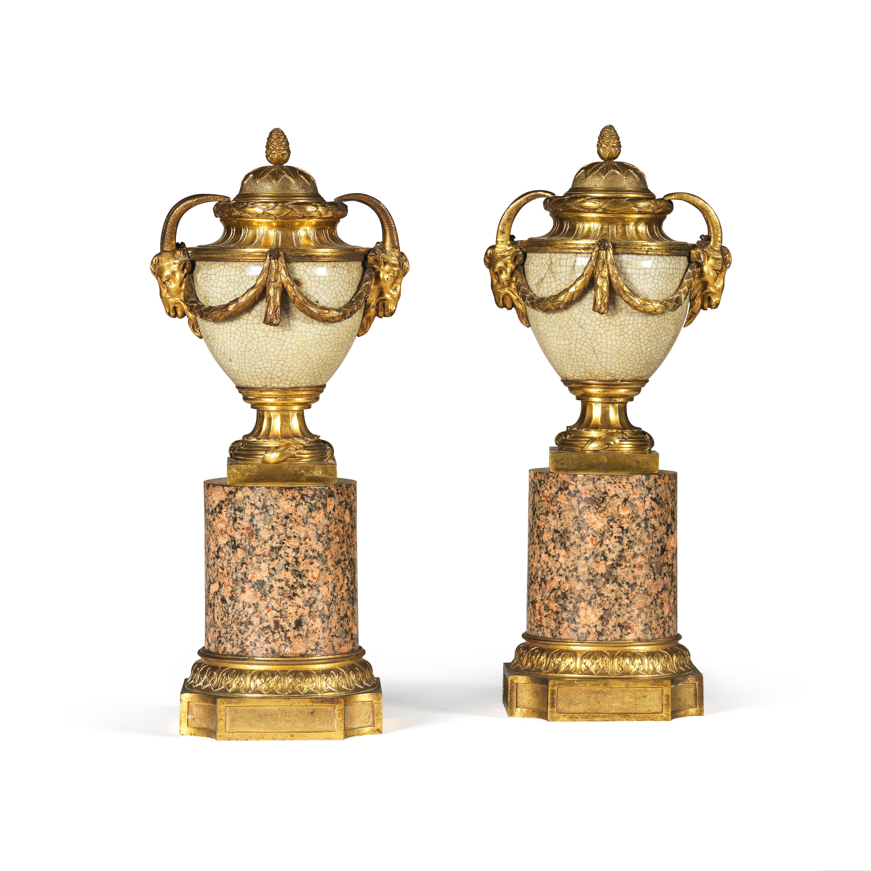 Appraisal: PAIRE DE VASES COUVERTS L'ANTIQUE EN PORCELAINE CRAQUEL E D'