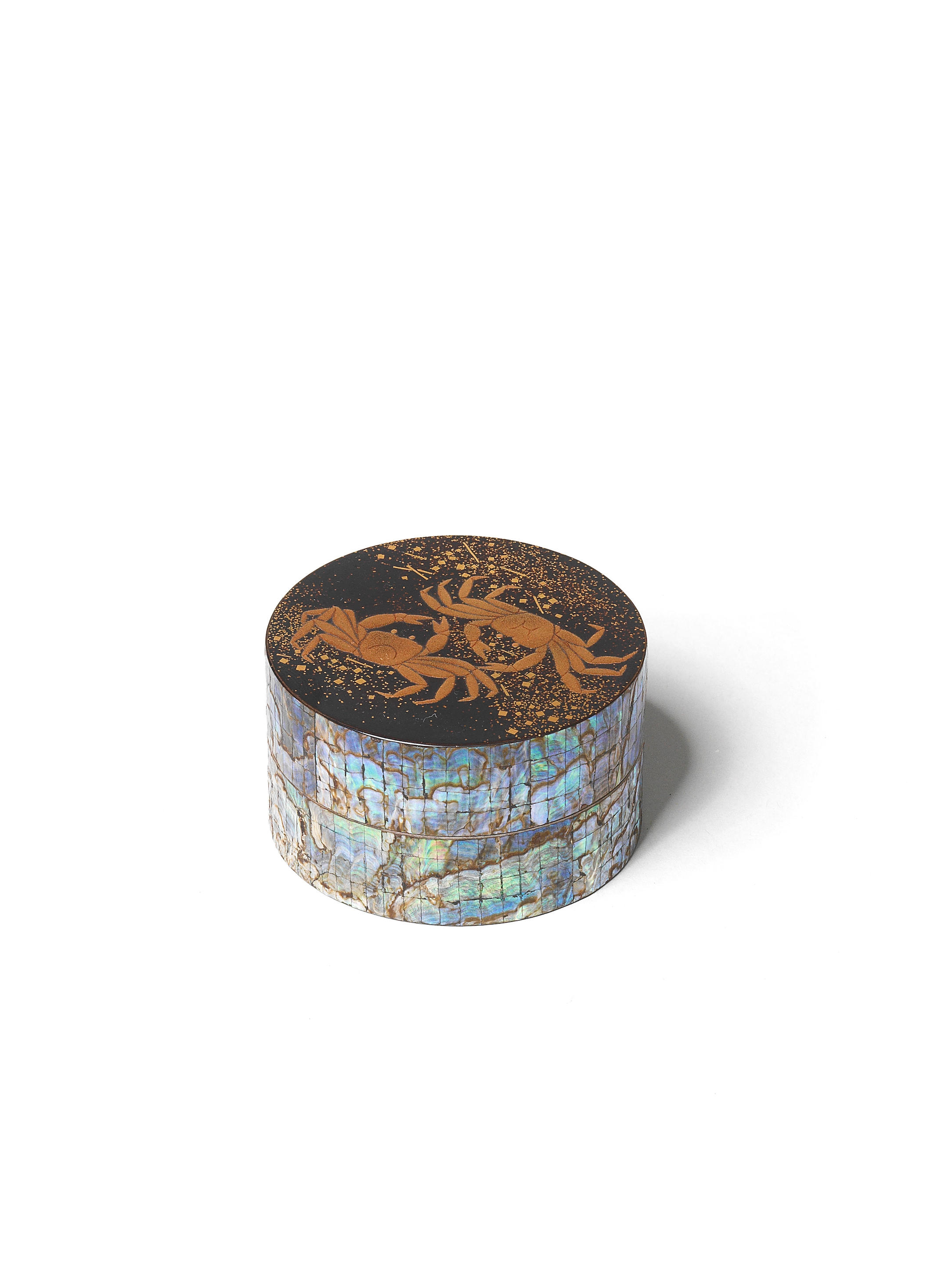 Appraisal: AN INLAID SHELL AND GOLD-LACQUER KOGO BOX FOR STORING INCENSE