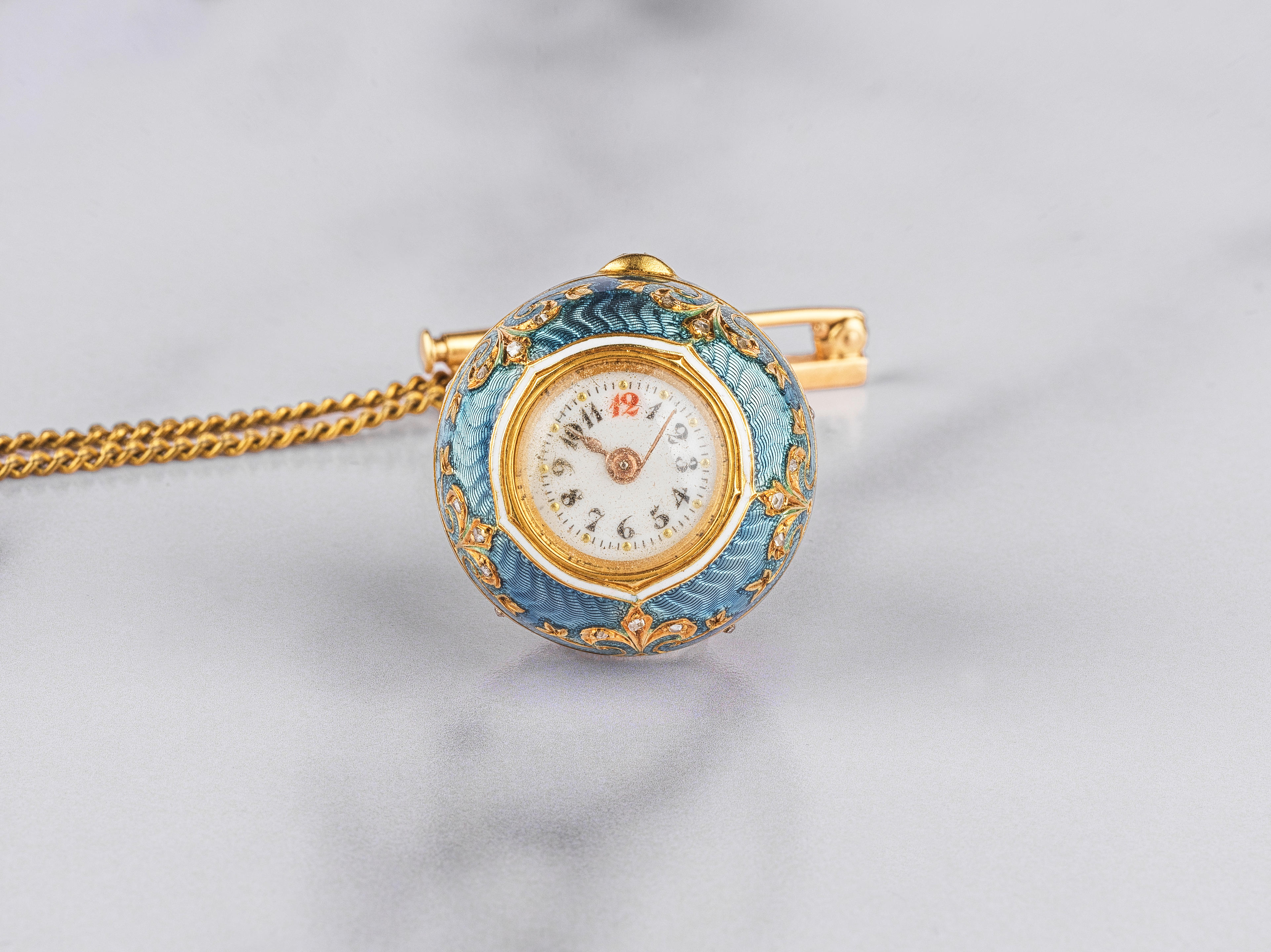 Appraisal: MONTRE PENDENTIF EN FORME DE BOULE EN OR JAUNE K