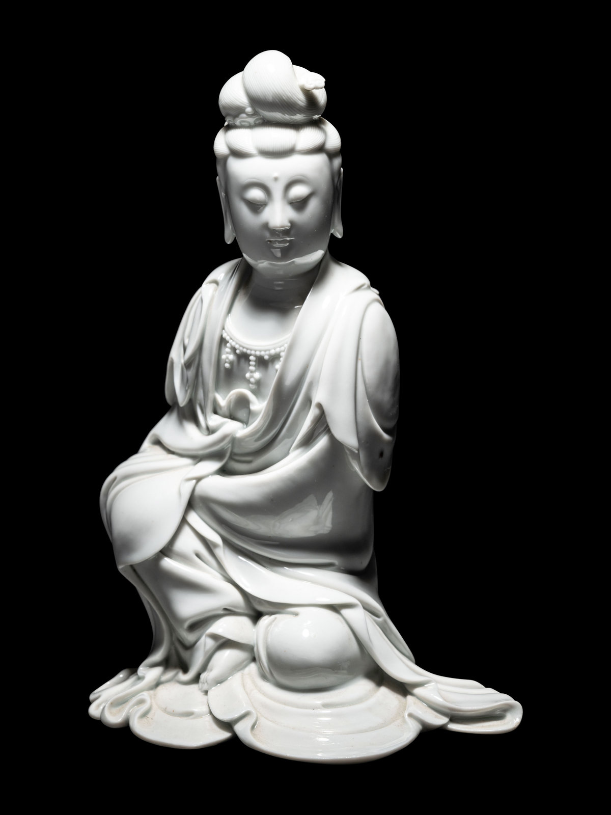 Appraisal: A Blanc-de-Chine Porcelain Figure of Guanyin LATE QING DYNASTY the