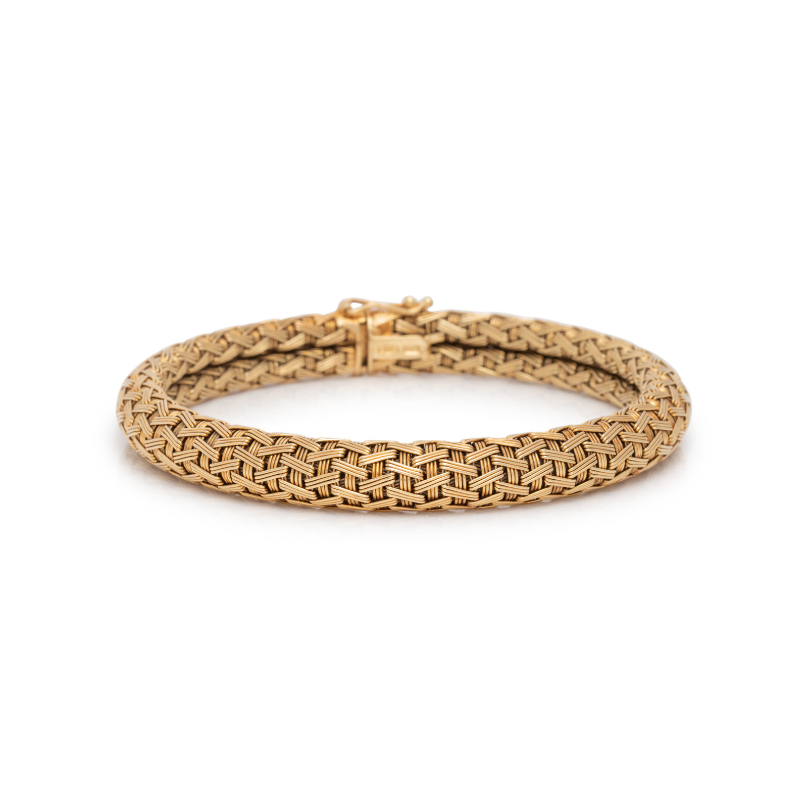 Appraisal: YELLOW GOLD BRACELET In a mesh link design measuring approximately