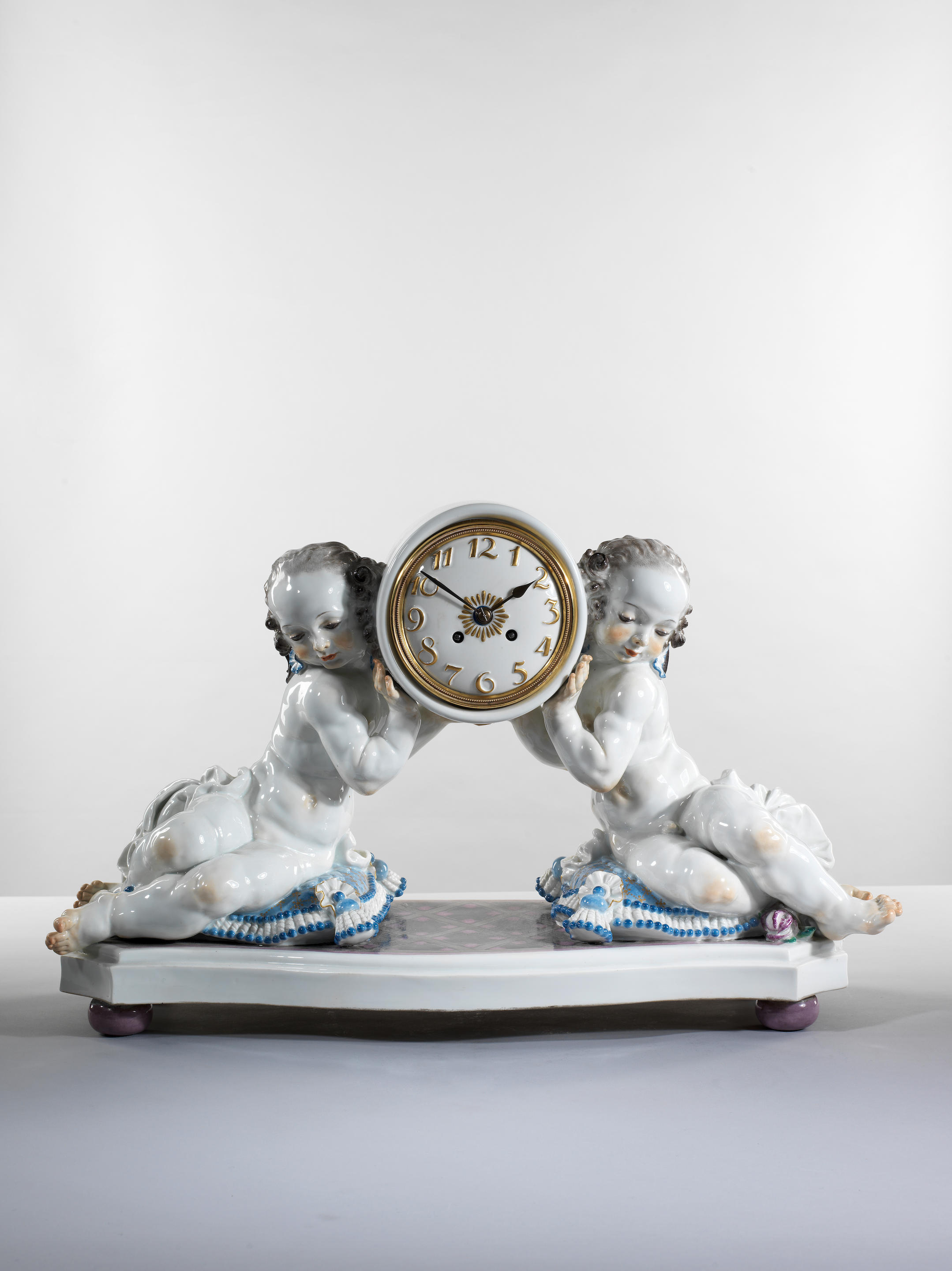 Appraisal: PENDULE AUX PUTTI EN PORCELAINE MEISSEN CIRCA A MEISSEN CLOCK