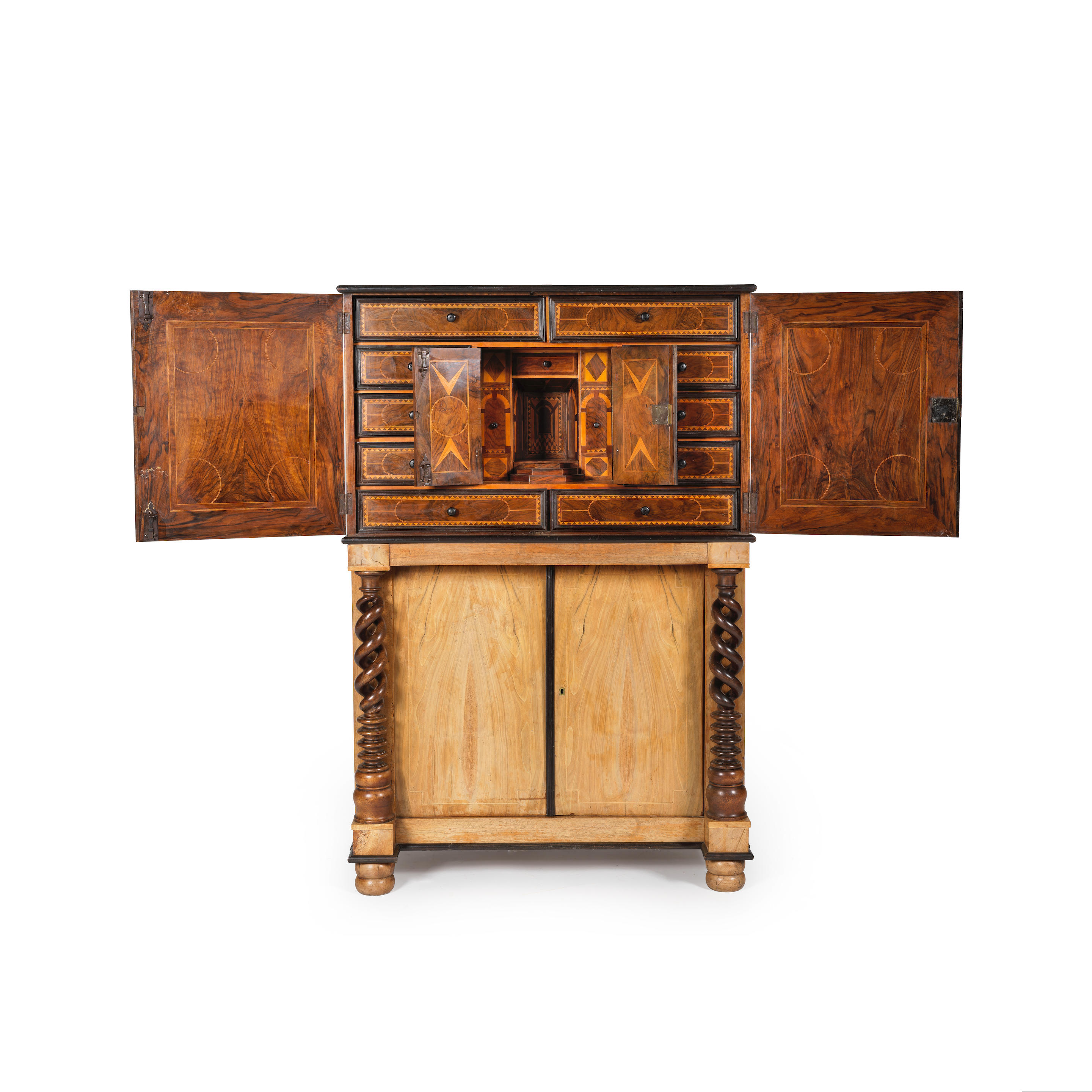 Appraisal: CABINET EN PLACAGE DE NOYER RONCE DE NOYER ET BOIS