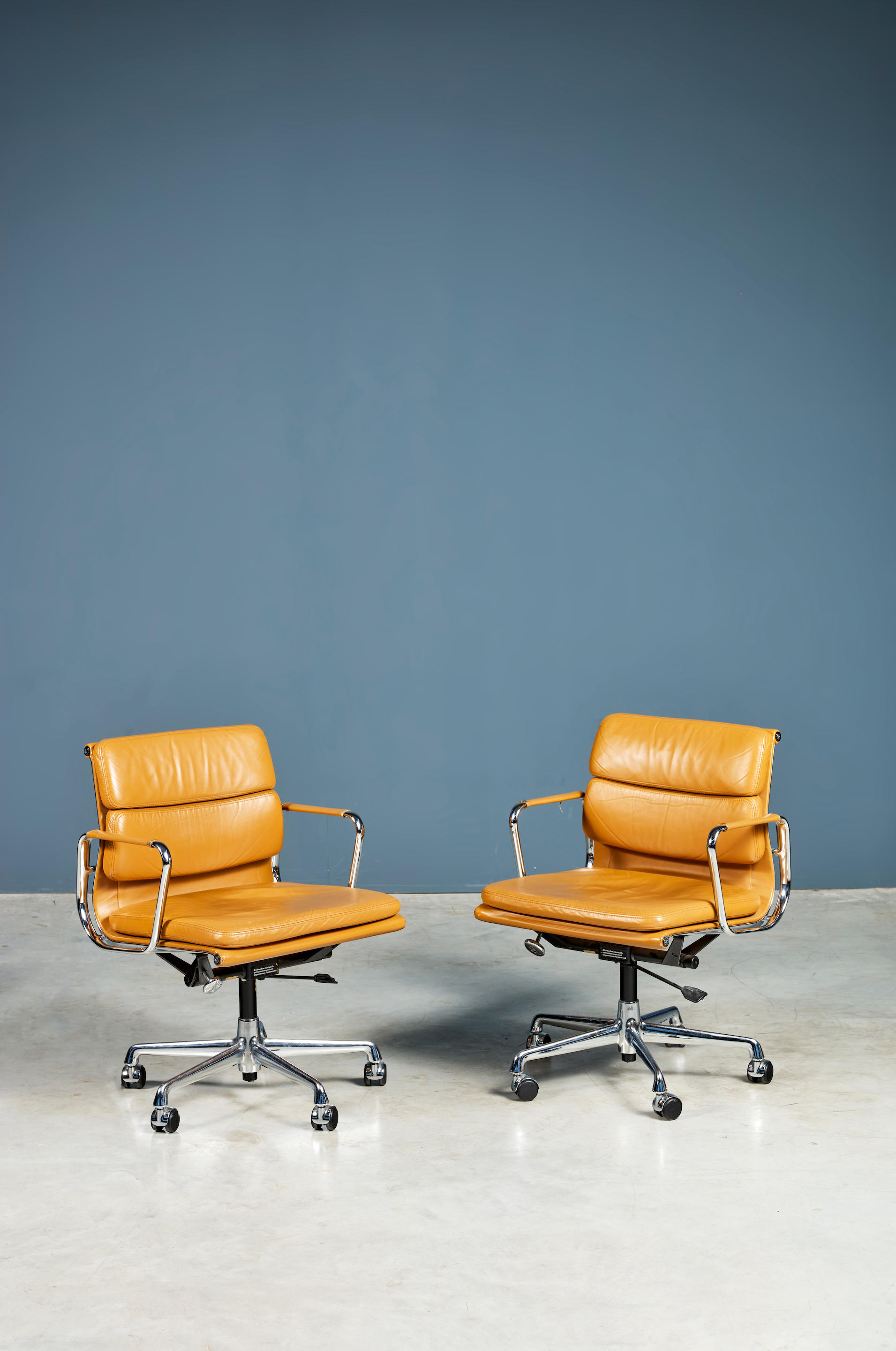 Appraisal: CHARLES RAY EAMES - - Paire de fauteuils mod EA