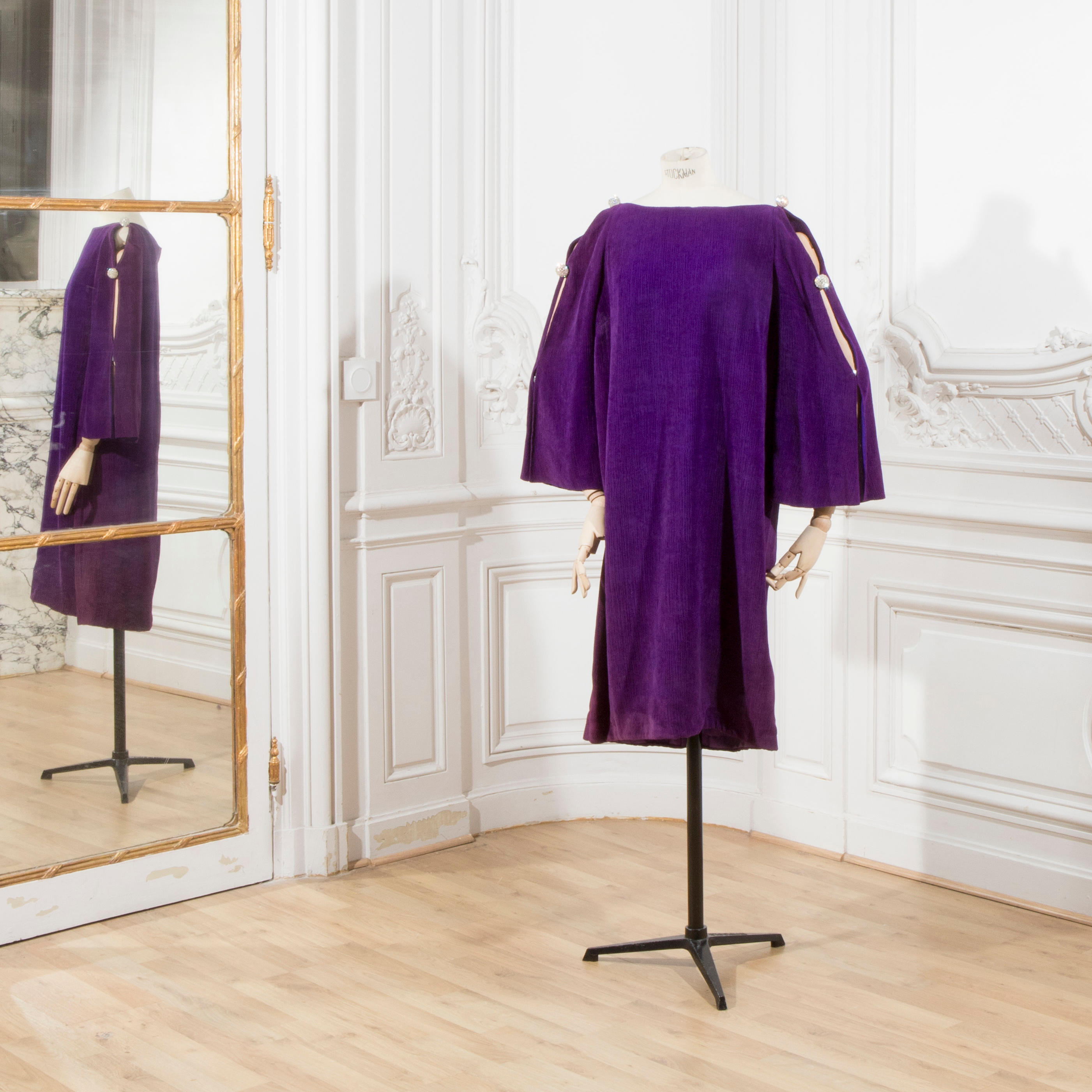 Appraisal: CHRISTIAN DIOR COLLECTION HAUTE COUTURE AUTOMNE-HIVER ROBE DU SOIR COURTE