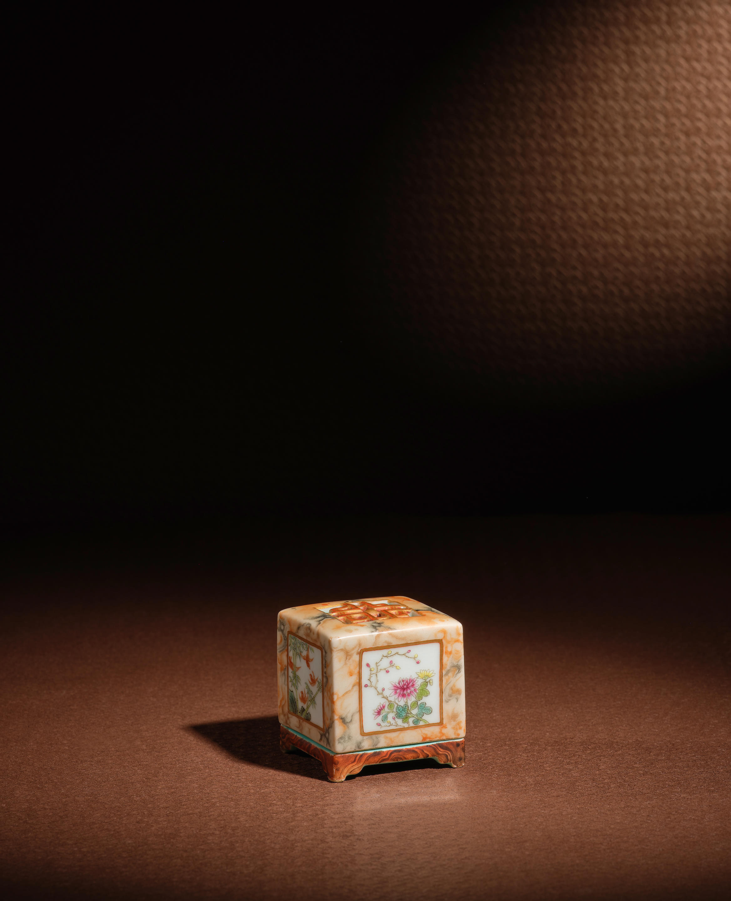 Appraisal: A SMALL GRISALLE-ENAMELLED FAUX-MARBLE SQUARE PARFUMIER AND COVER Iron-red Qianlong