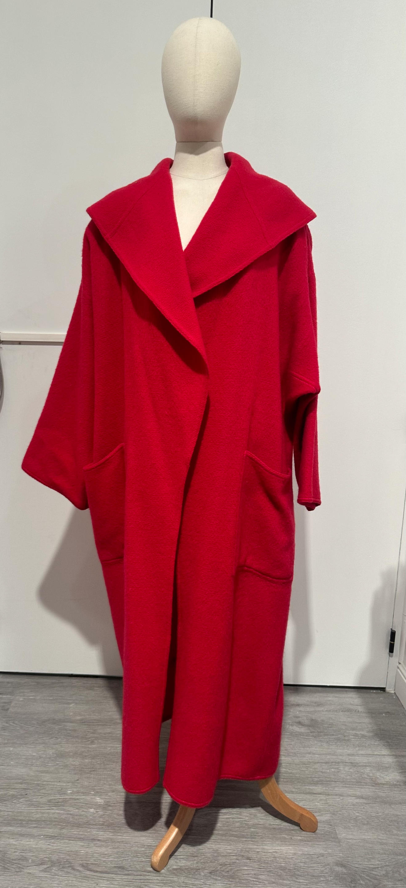 Appraisal: LOUIS FERAUD COLLECTION HAUTE COUTURE CIRCA MANTEAU EN LAINAGE ROUGE