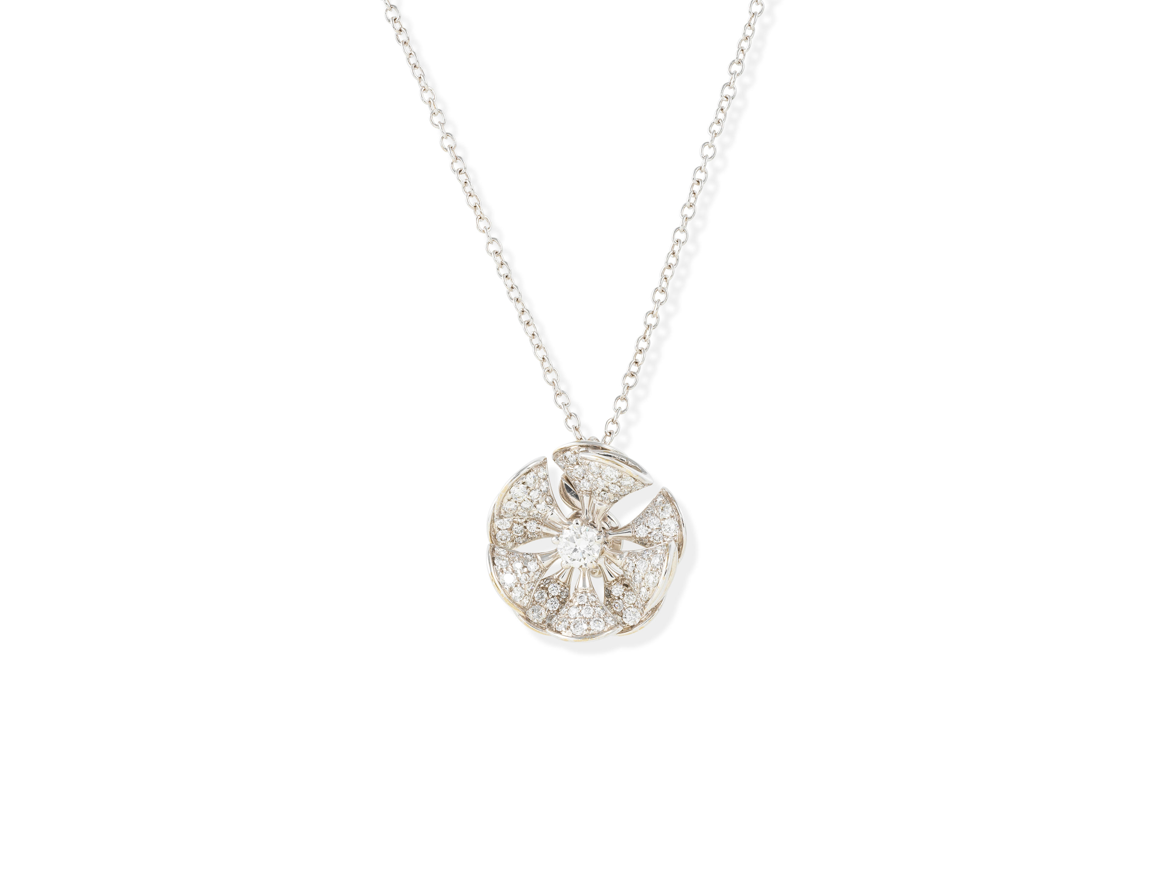 Appraisal: COLLIER-PENDENTIF DIAMANTS Le pendentif formant une fleur aux p tales