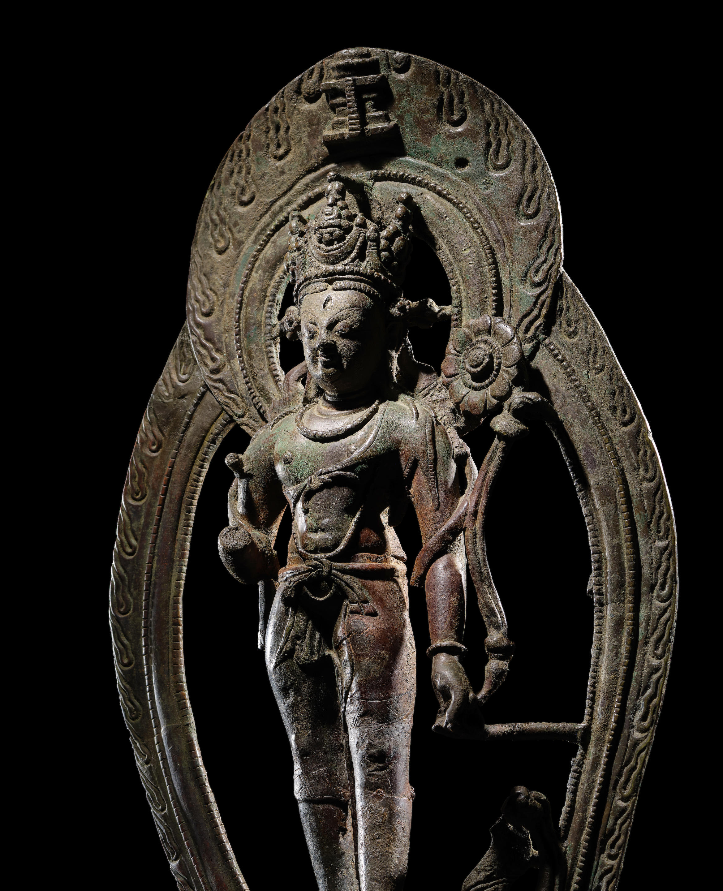 Appraisal: STATUETTE D'AVALOKITESHVARA EN ALLIAGE DE CUIVRE AVEC INCRUSTATION D'ARGENT CACHEMIRE