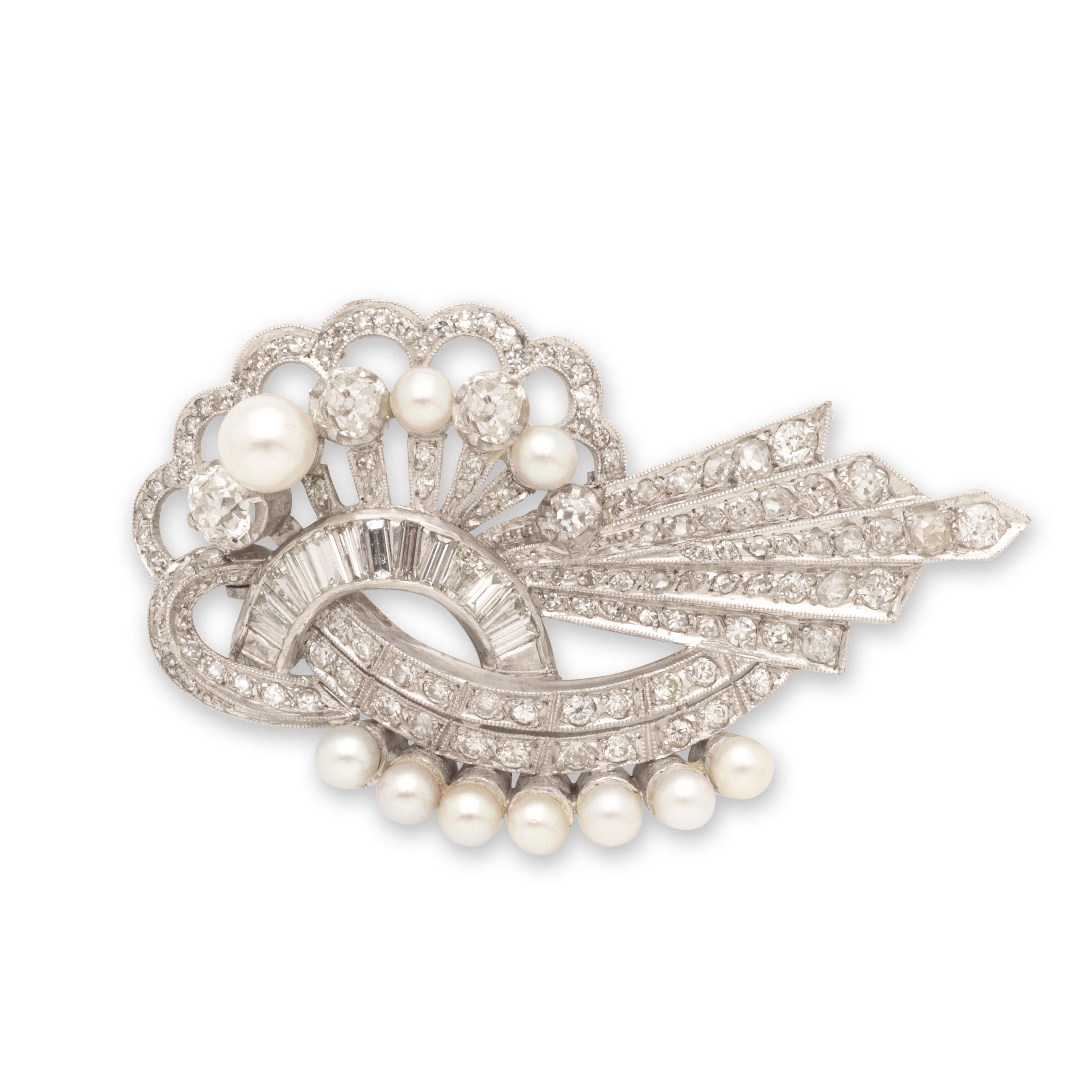 Appraisal: BROCHE PERLES DE CULTURE ET DIAMANTS Formant un ruban stylis