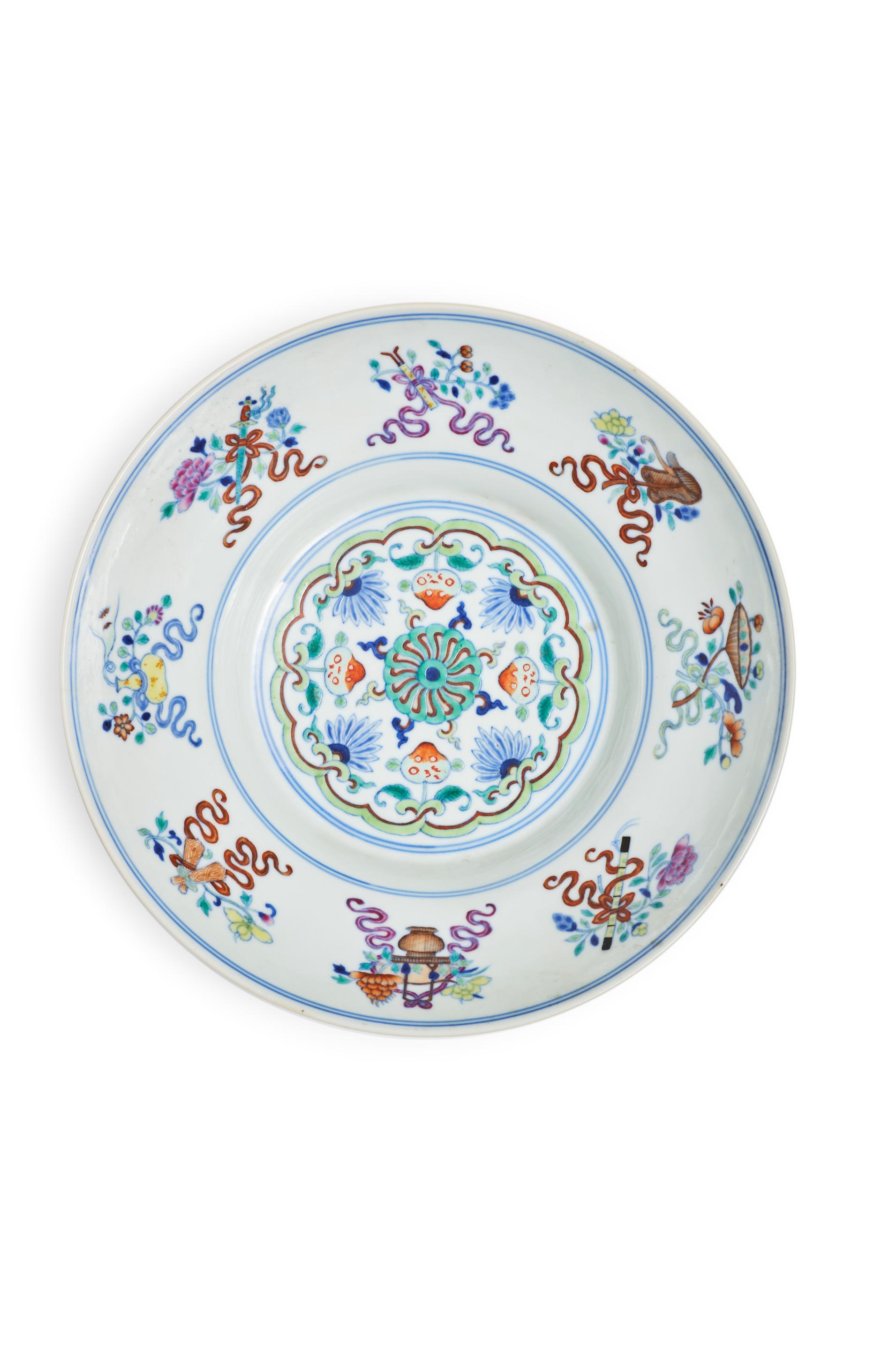 Appraisal: ASSIETTE EN PORCELAINE DOUCAI Marque et poque Qianlong - A