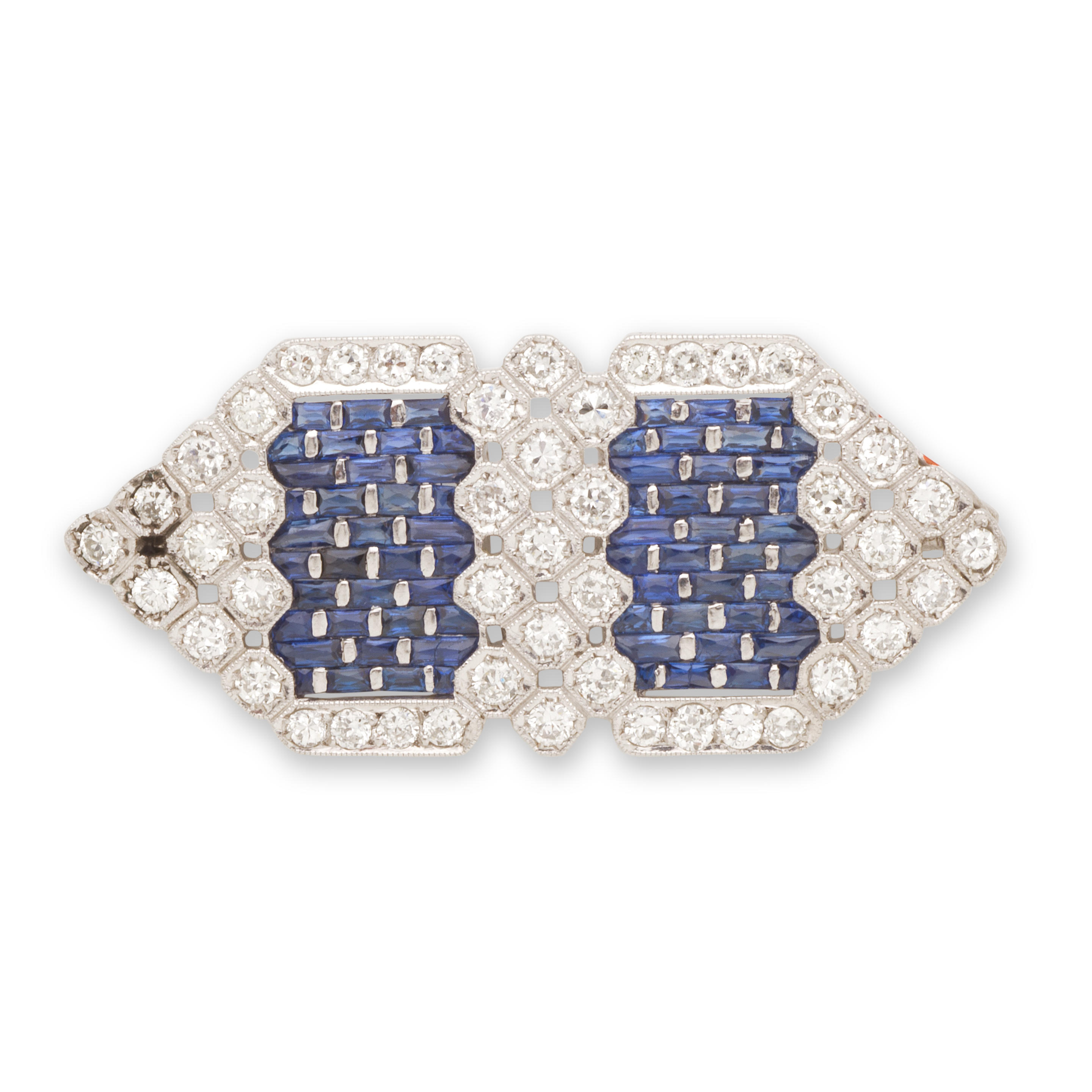 Appraisal: BROCHE SAPHIRS ET DIAMANTS De forme rectangulaire orn e au