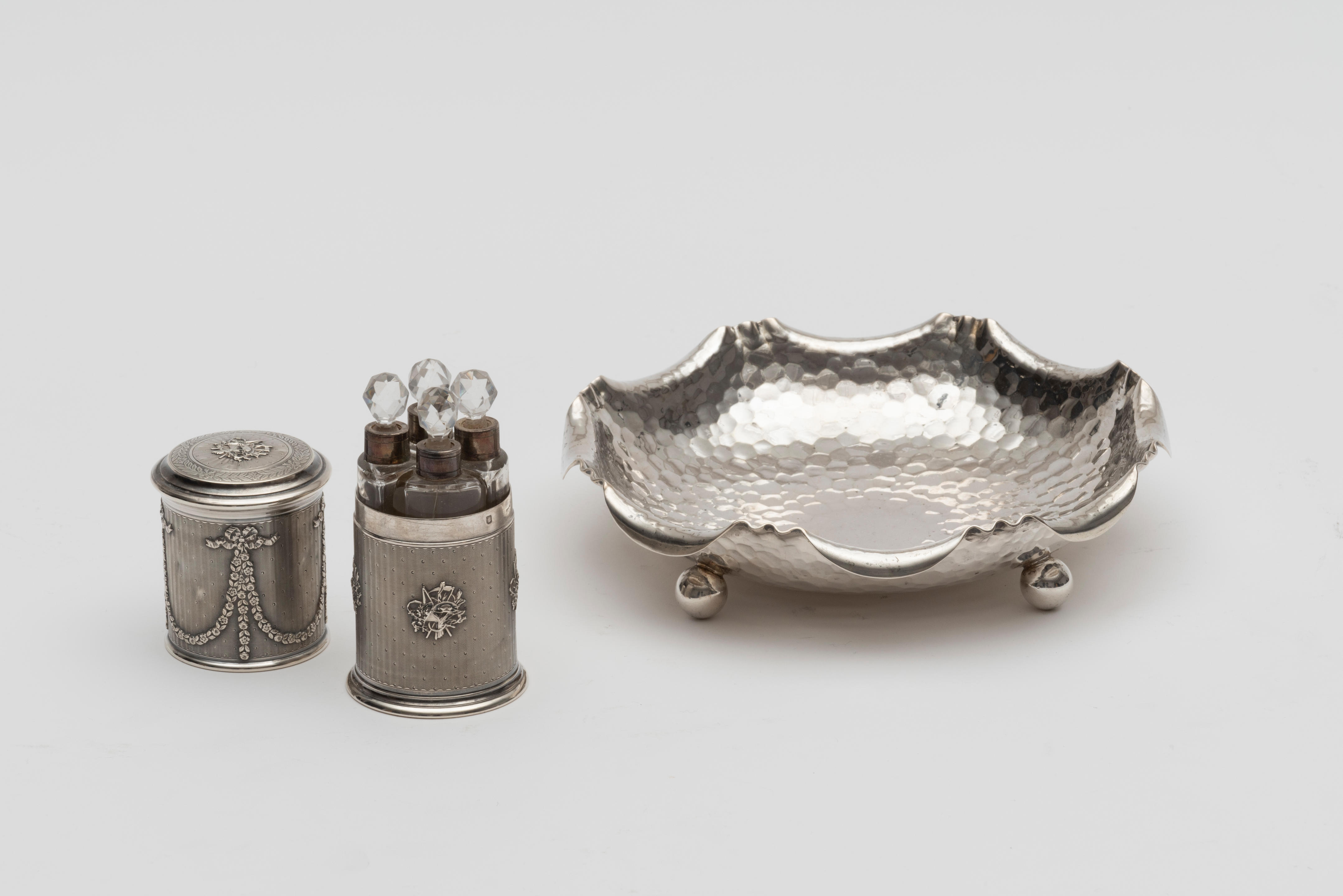 Appraisal: ENSEMBLE EN ARGENT ET ARGENT STERLING Comprenant une coupe en