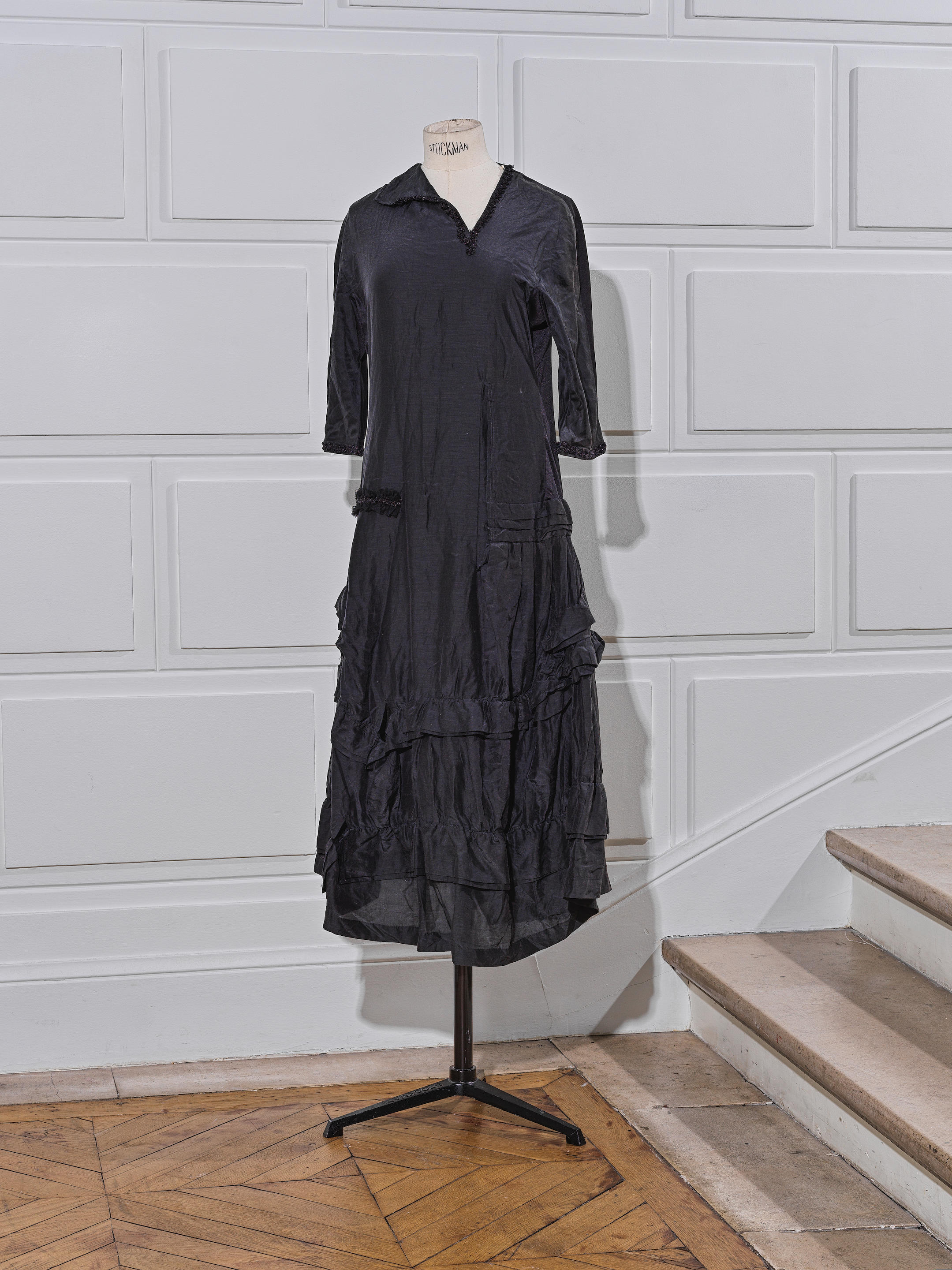 Appraisal: COMME DES GARCONS COLLECTION PR T PORTER CIRCA ROBE EN