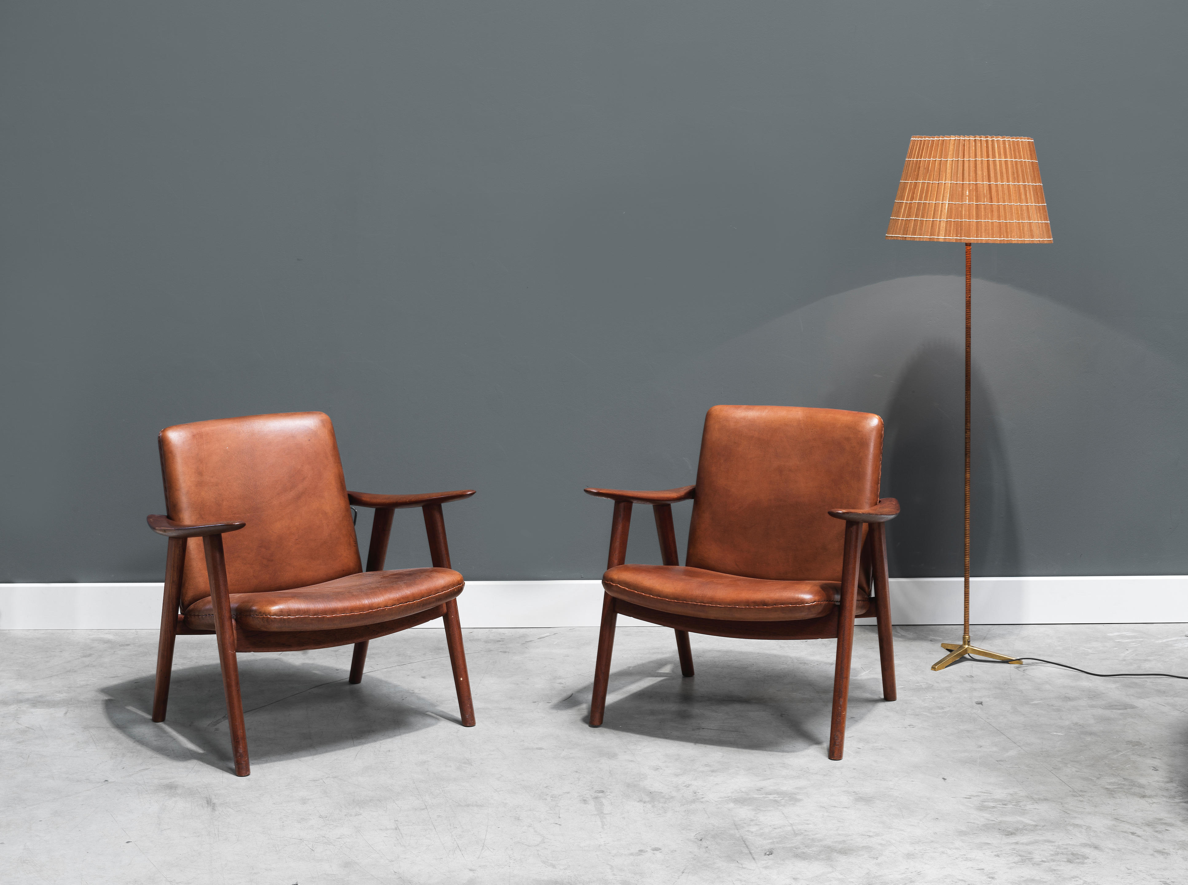 Appraisal: HANS J WEGNER - Paire de fauteuils mod JH dit