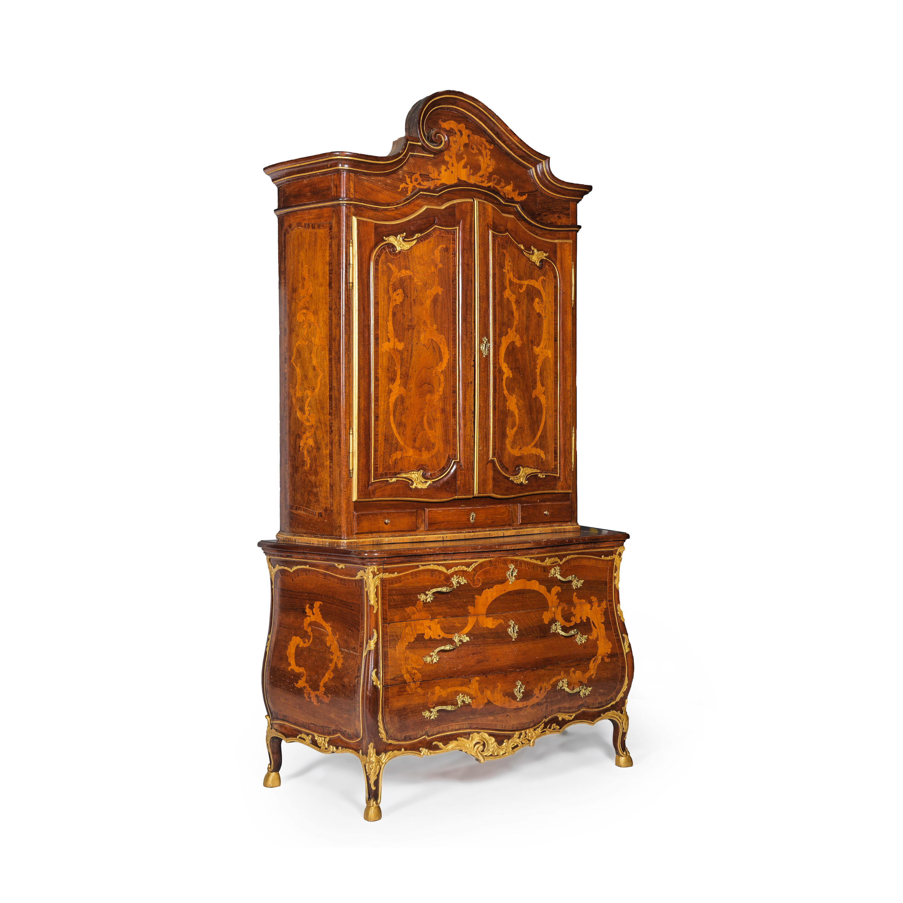 Appraisal: IMPORTANTE COMMODE EN ARMOIRE DE FORME GALB E EN NOYER