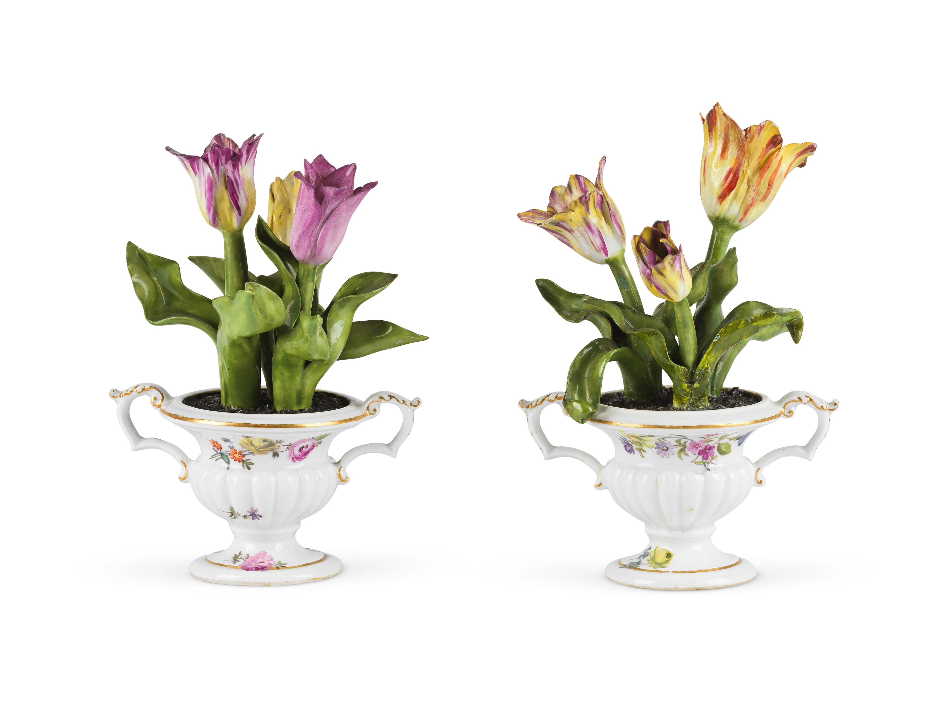 Appraisal: PAIRE DE PETITS VASES DE FLEURS AVEC TULIPES MEISSEN MOITIE