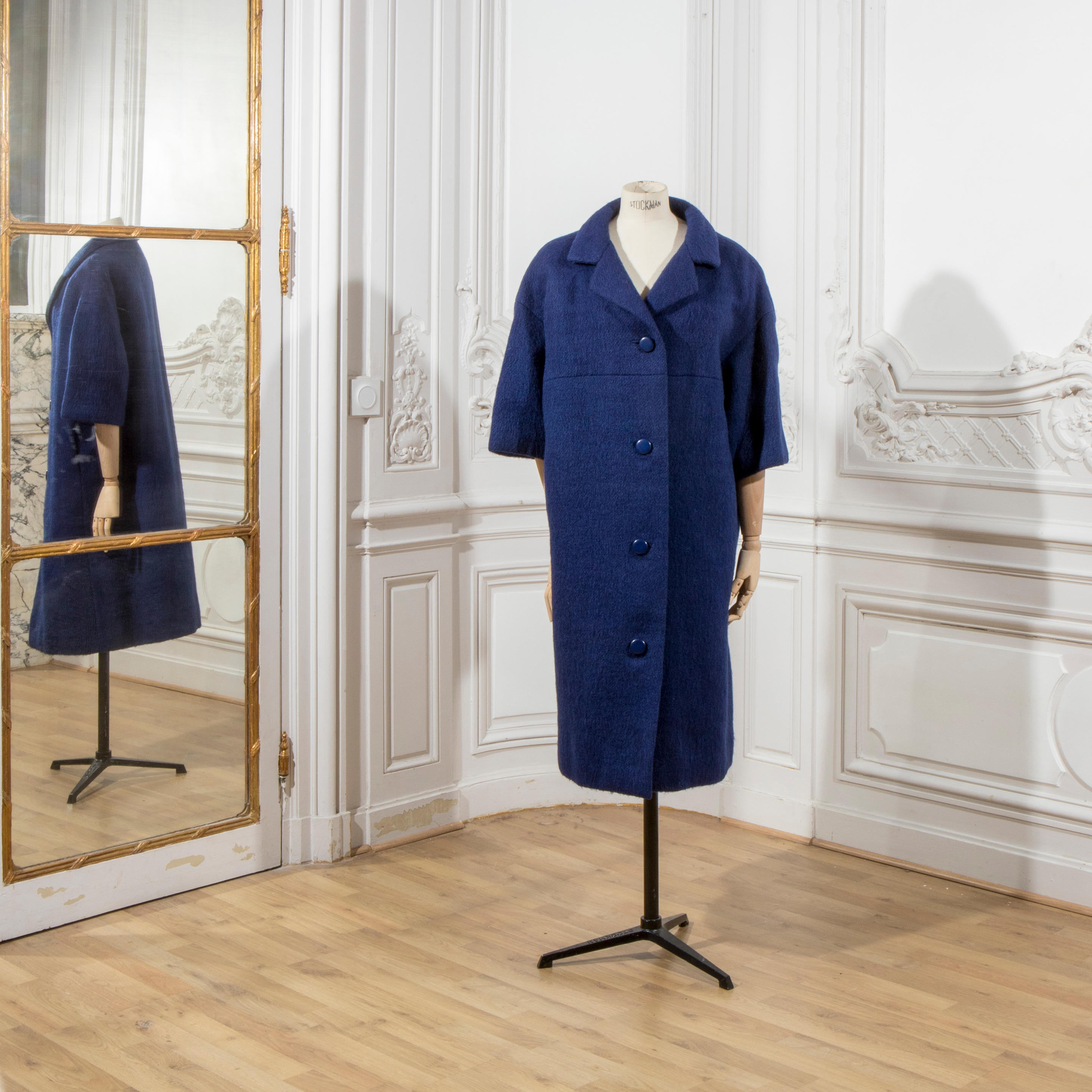 Appraisal: BALENCIAGA COLLECTION HAUTE COUTURE AUTOMNE-HIVER MANTEAU EN RATINE DE LAINE