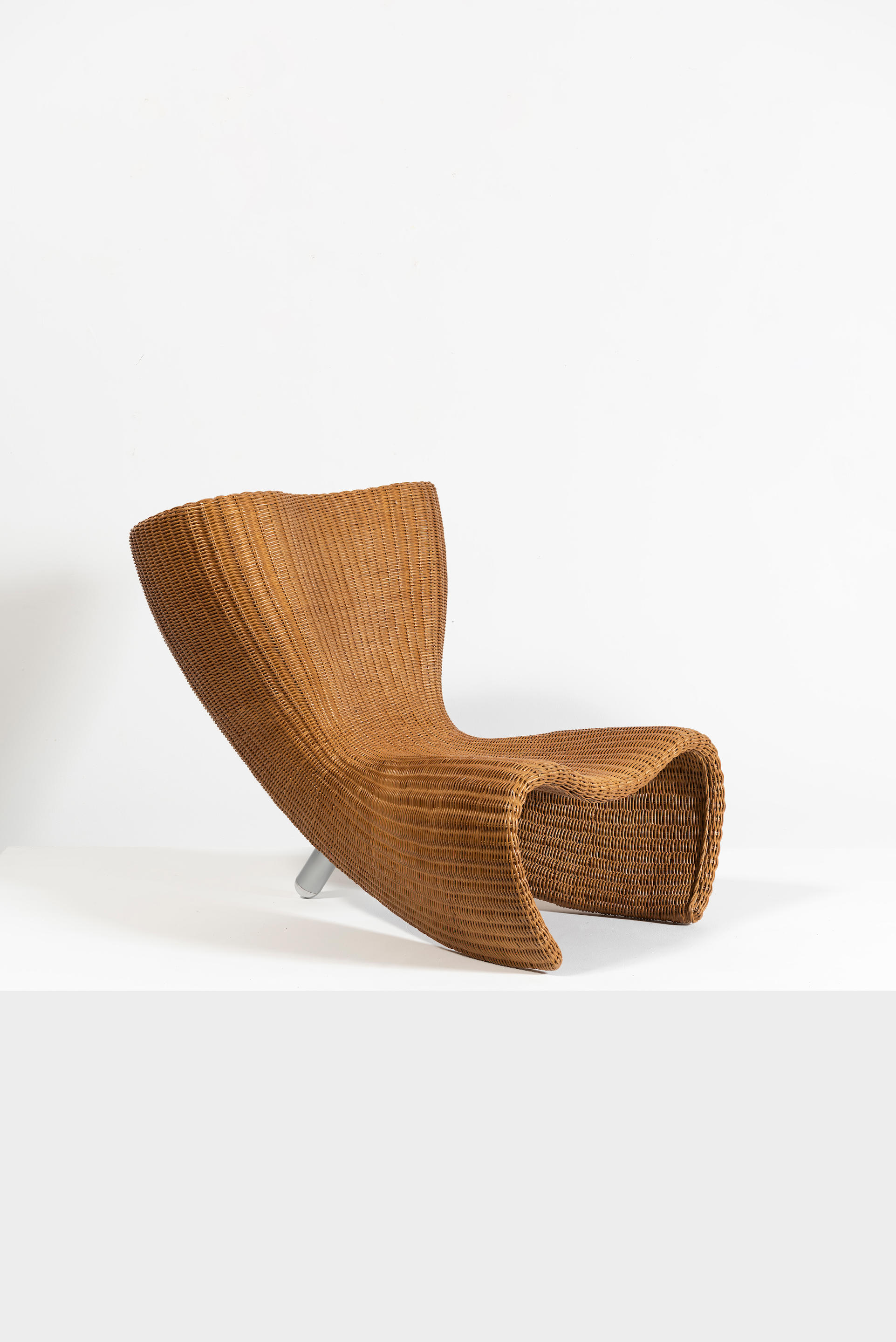 Appraisal: MARC NEWSON - Mod Wicker Chauffeuse Structure en osier rattan