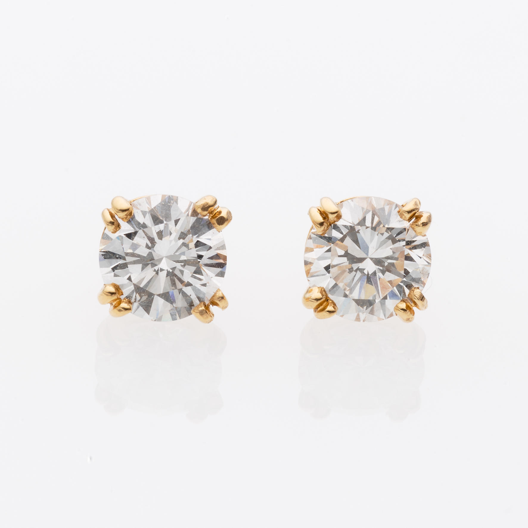 Appraisal: BOUCHERON PAIRE DE PUCES D'OREILLES DIAMANTS Chacune orn e d'un