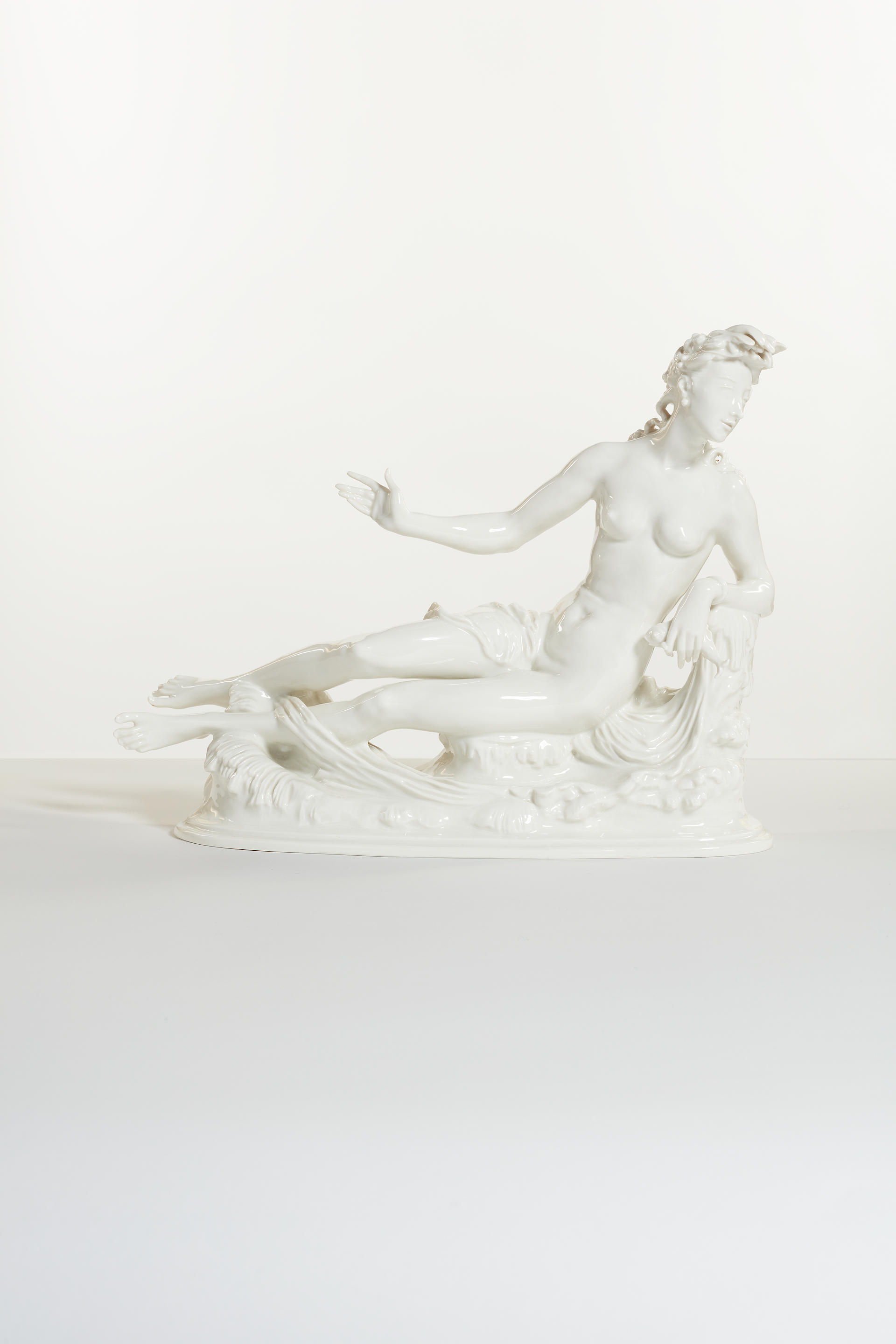 Appraisal: FIGURE EN PORCELAINE BLANCHE REPR SENTANT UNE NA ADE HUTSCHENREUTHER