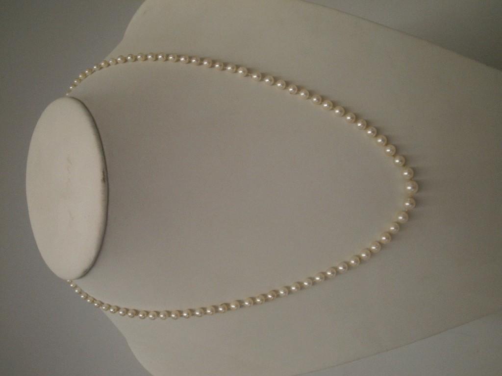 Appraisal: A necklace of graduated cultured pearls the largest centre front