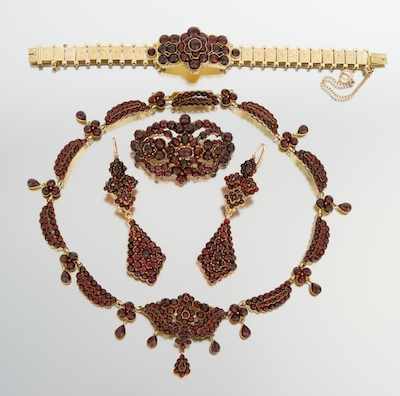 Appraisal: A Victorian Garnet Parure in Original Box The parure contains