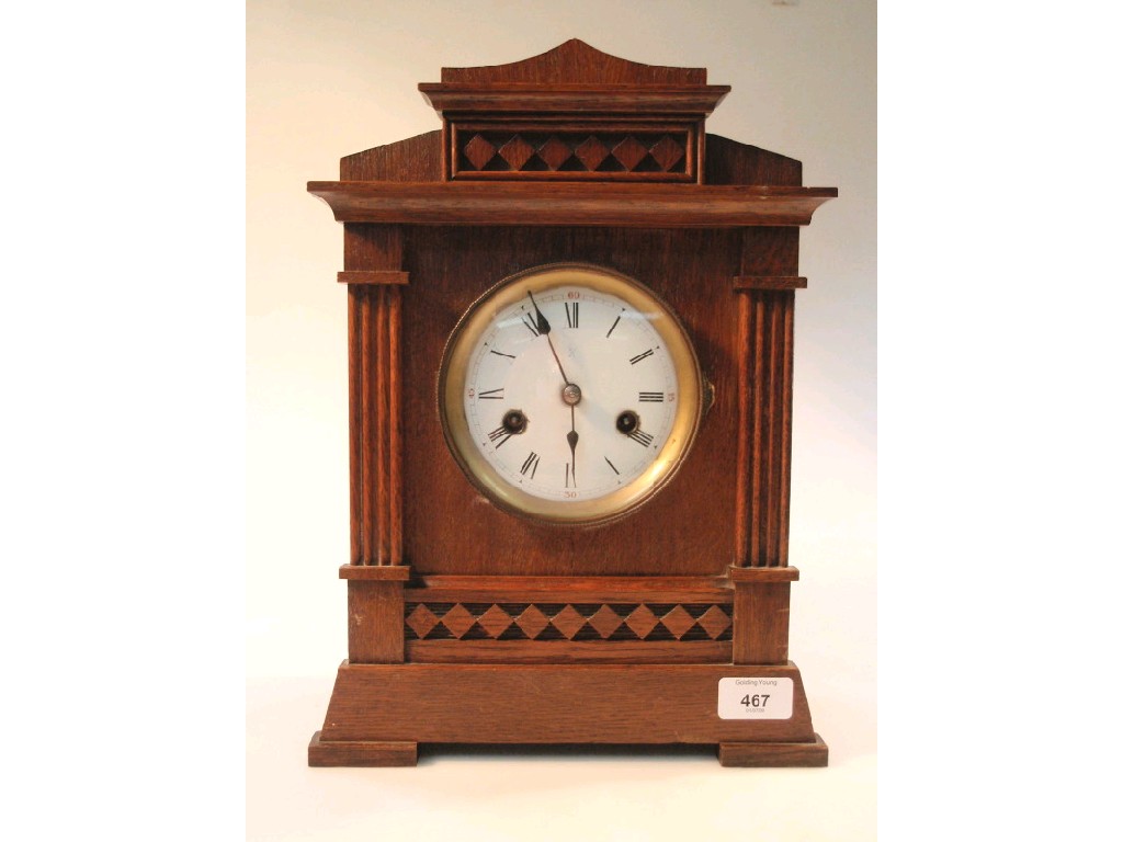 Appraisal: An early thC oak cased mantel clock the white dial