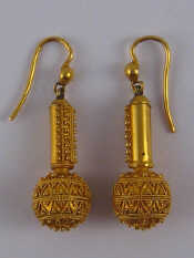 Appraisal: A pair of yellow metal tests carat gold drop earrings