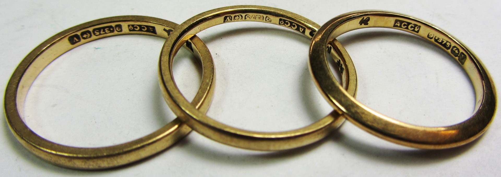 Appraisal: Three ct gold plain wedding rings combined weight gms