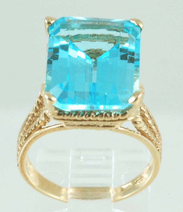 Appraisal: Blue topaz ring set in marked K yellow gold rope