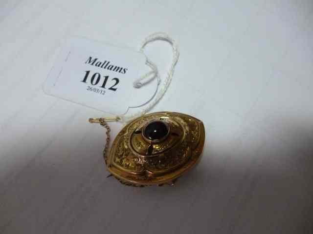 Appraisal: A VICTORIAN YELLOW METAL PROBABLY GOLD OVAL GARNET SET BROOCH