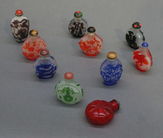 Appraisal: Ten Chinese snuff bottles including one in moulded red glass