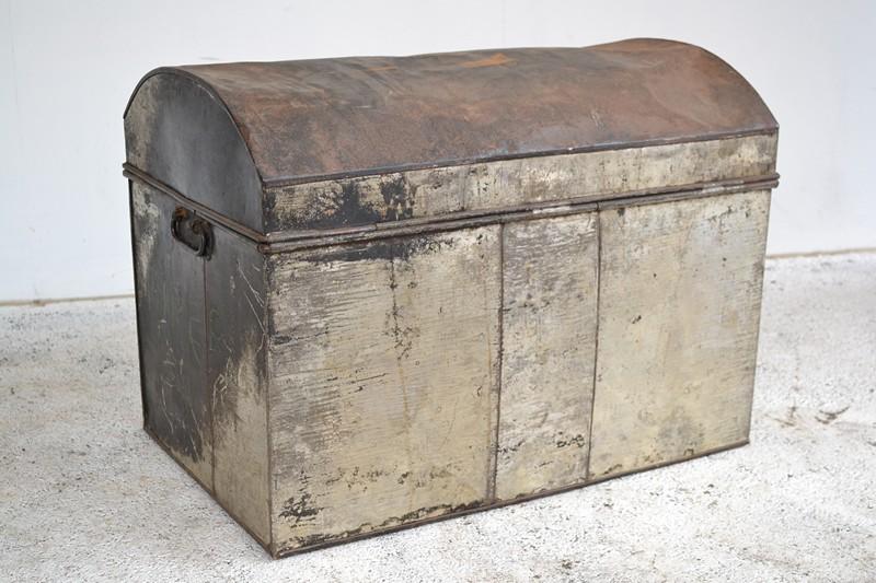 Appraisal: AN EARLY TH CENTURY LIDDED TIN TRUNK AN EARLY TH