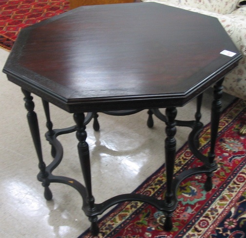 Appraisal: A DARK WALNUT AND MAHOGANY CENTER TABLE The Kiel Furniture