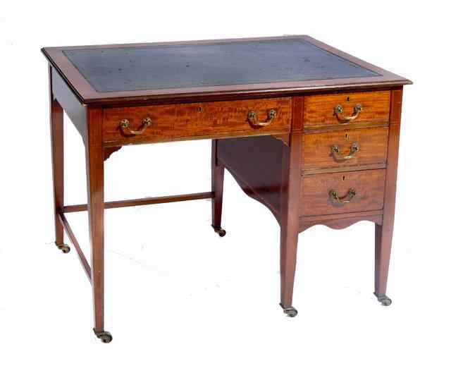 Appraisal: AN EDWARDIAN MAHOGANY WRITING DESK the green leather inset top