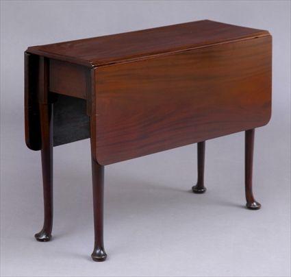 Appraisal: QUEEN ANNE MAHOGANY GATE LEG TABLE The leaves with round