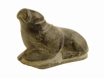 Appraisal: An Inuit soapstone carving of a seal the base inscribed