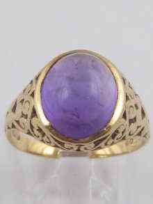 Appraisal: A yellow metal tests ct gold cabochon amethyst ring the