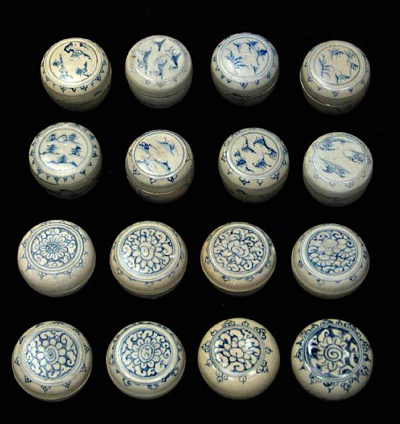 Appraisal: A selection of sixteen blue and white boxes Late th