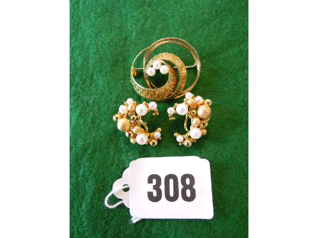 Appraisal: A cultured pearl and gold brooch of swirl form gms