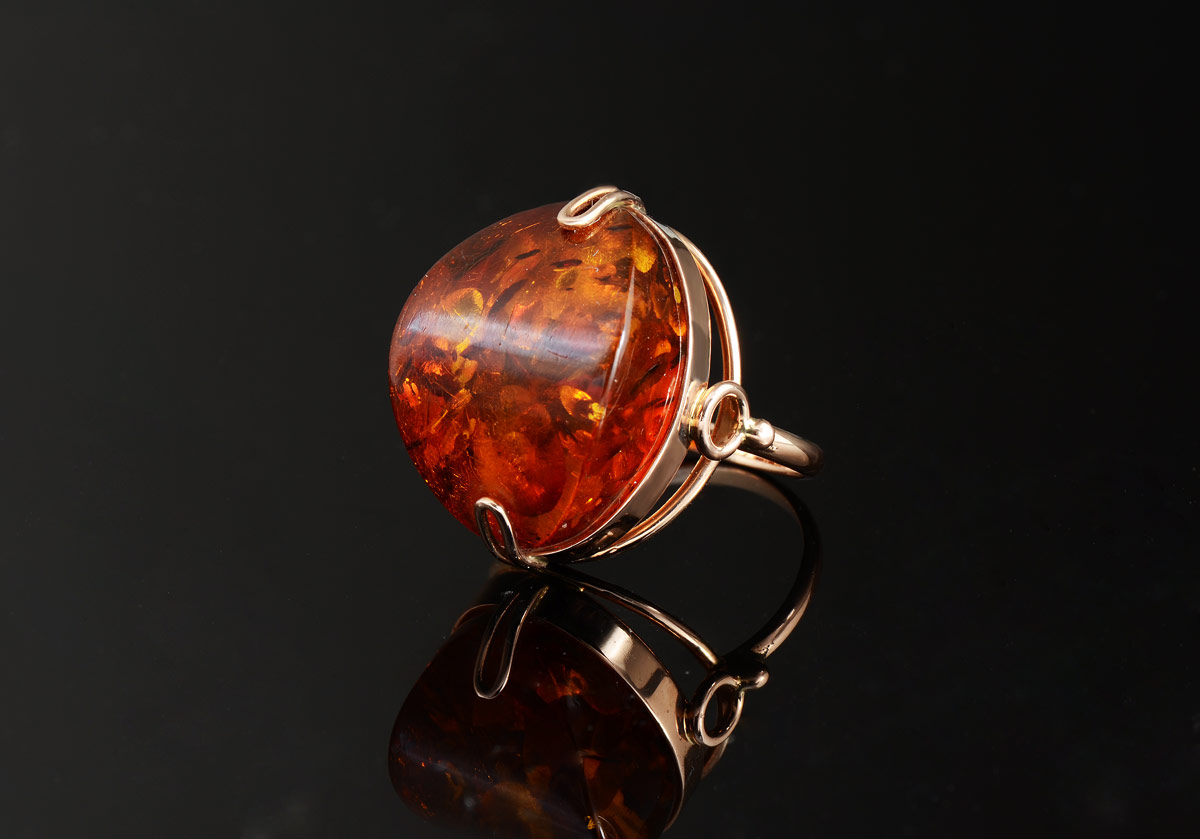 Appraisal: ROSE GOLD AMBER RING K rose gold ring contains one